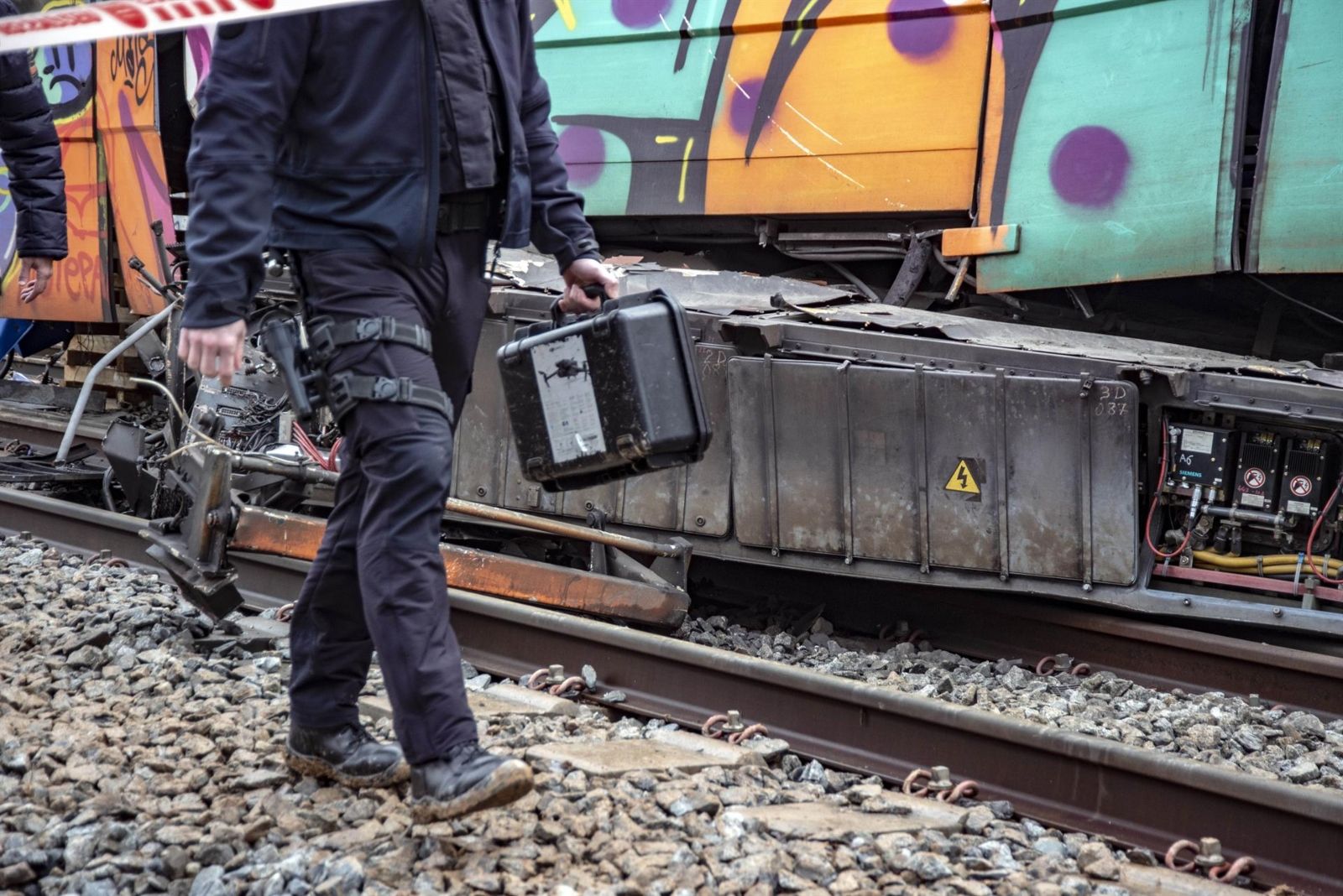 Un técnico trabaja en la zona de la vía dónde tuvo lugar el accidente, en Gelida (Barcelona), donde ayer descarriló un tren de Rodalies por la caída de un muro de contención | DAVID OLLER / EUROPA PRESS 