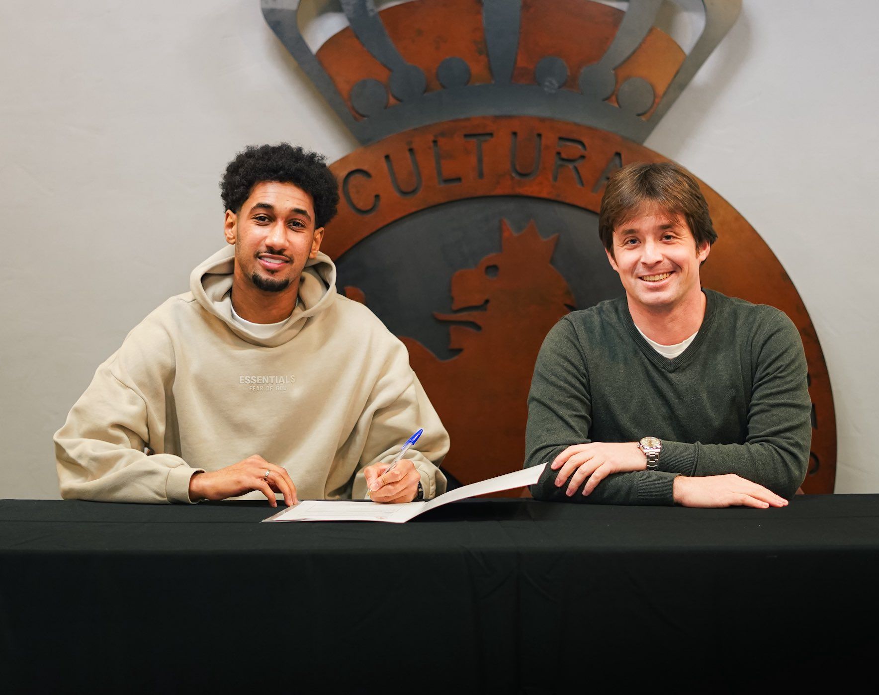 Homan, junto a Manzanera durante la firma de su contrato. | CYD