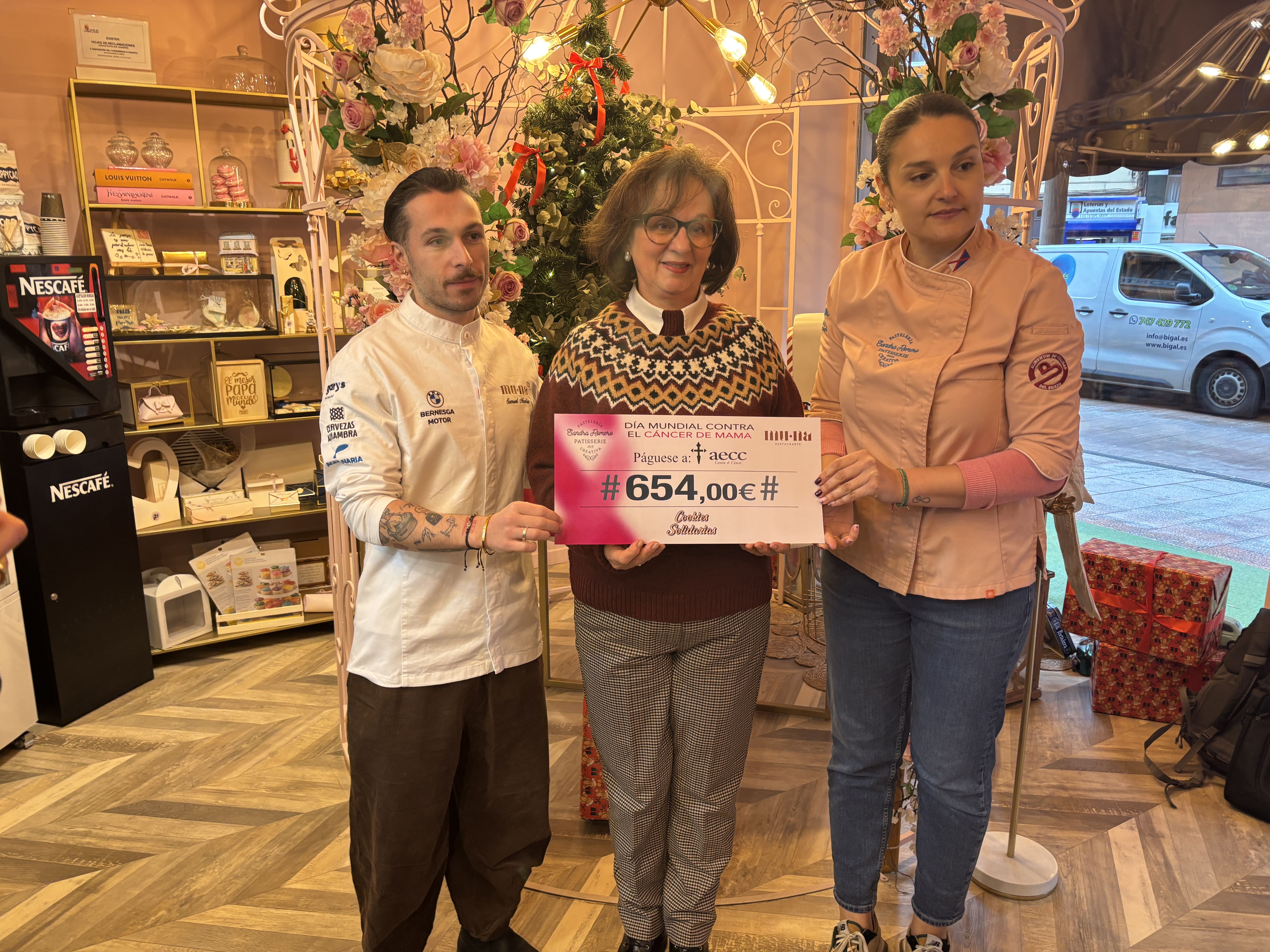 Entrega del cheque con el dinero recaudado por la 'cookie solidaria'. | JAVIER FERNÁNDEZ