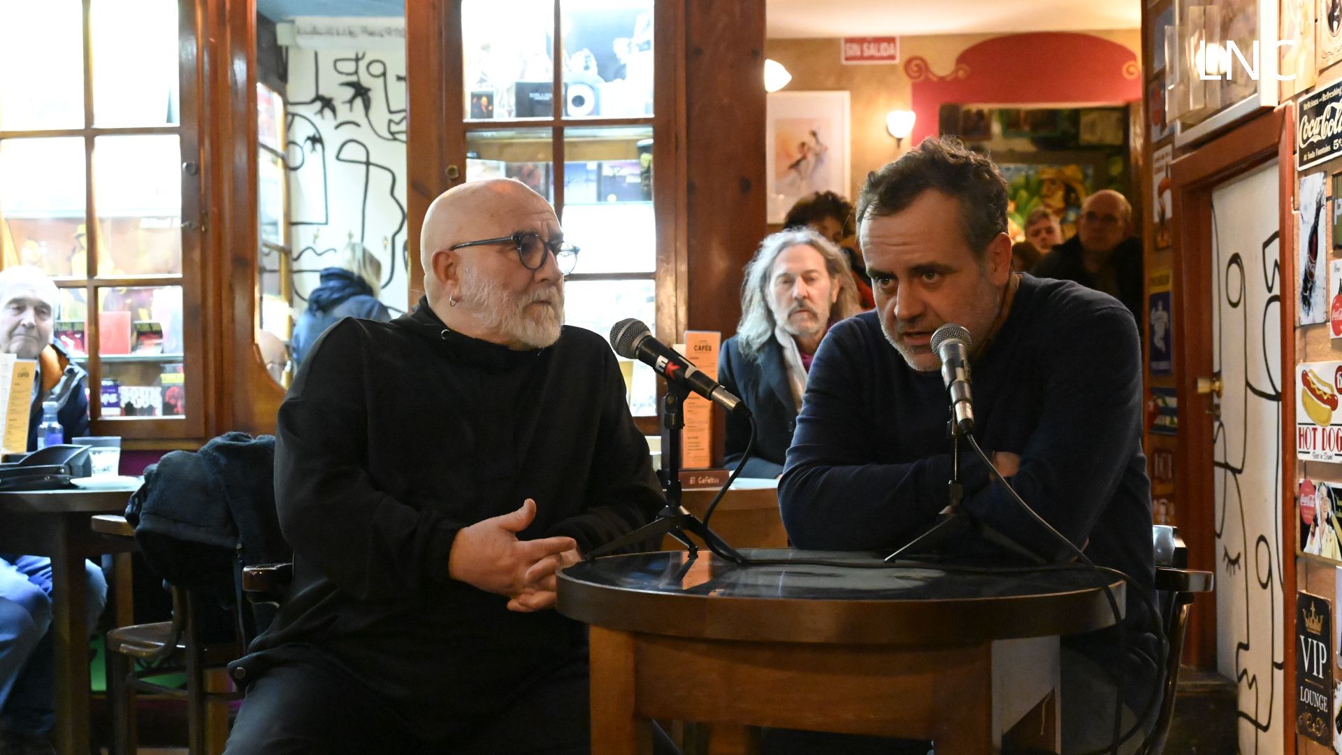 Cuando el diálogo y el arte (de Manolo Sierra) se citan a la mesa del café en León