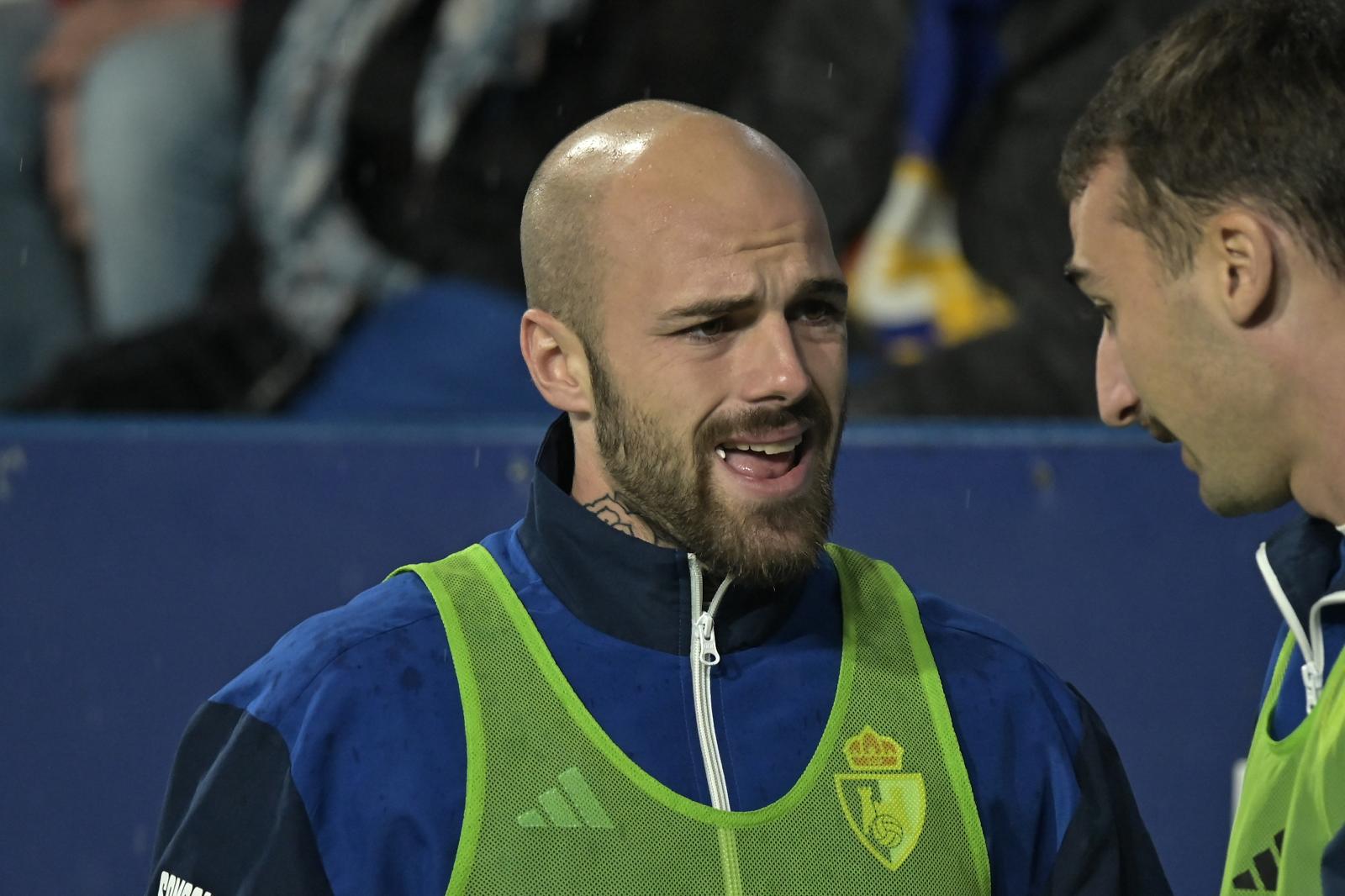 Sergio Benito calentando en la banda del Estadio El Toralín. | QUINITO