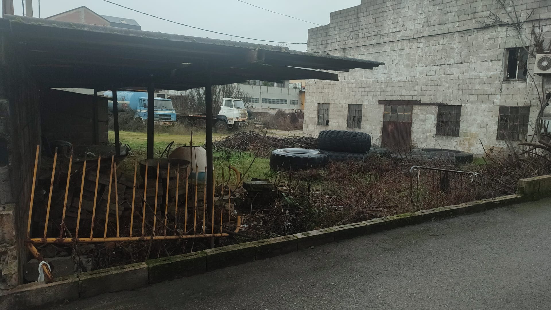 La situación de algunos terrenos no es la que se espera de un gran barrio. 