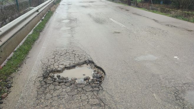 El asfaltado es hasta peligroso con algunos huecos muy profundos sobre todo en la carretera del Canal. 