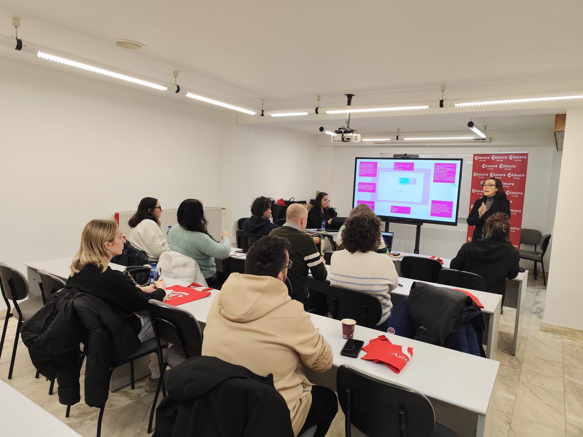 Inicio de las formaciones este jueves en la Cámara de Comercio de Astorga. | L.N.C.