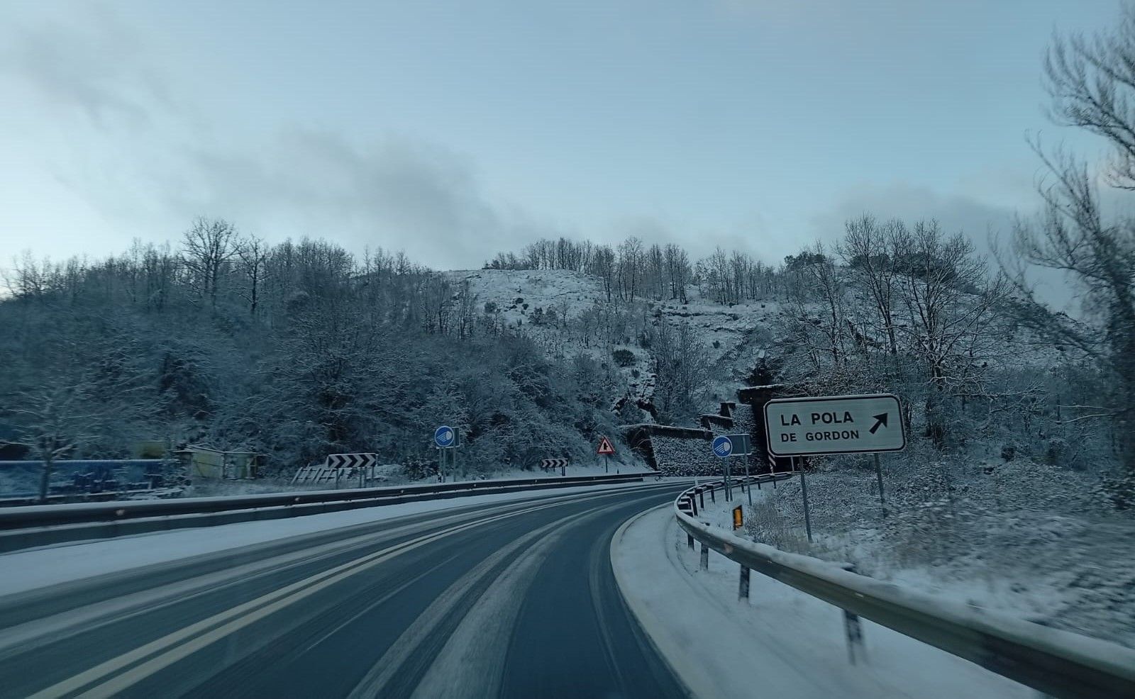 Nieve en la carretera de La Pola de Gordón, la N-630. | ESTEFANÍA NIÑO Nieve en la carretera de La Pola de Gordón, la N-630. | ESTEFANÍA NIÑO