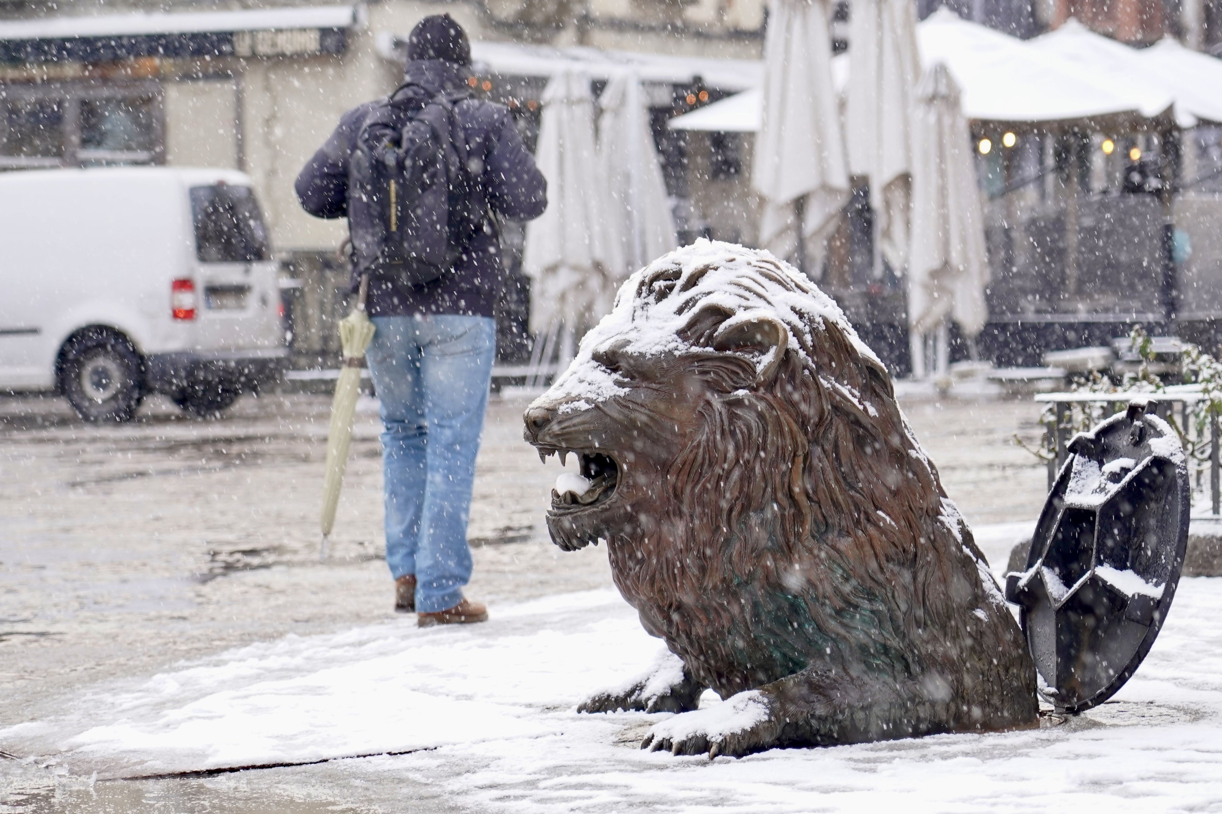 Nevada en León, este viernes. | REPORTAJE GRÁFICO DE FERNANDO OTERO Y CARLOS CAMPILLO (ICAL)