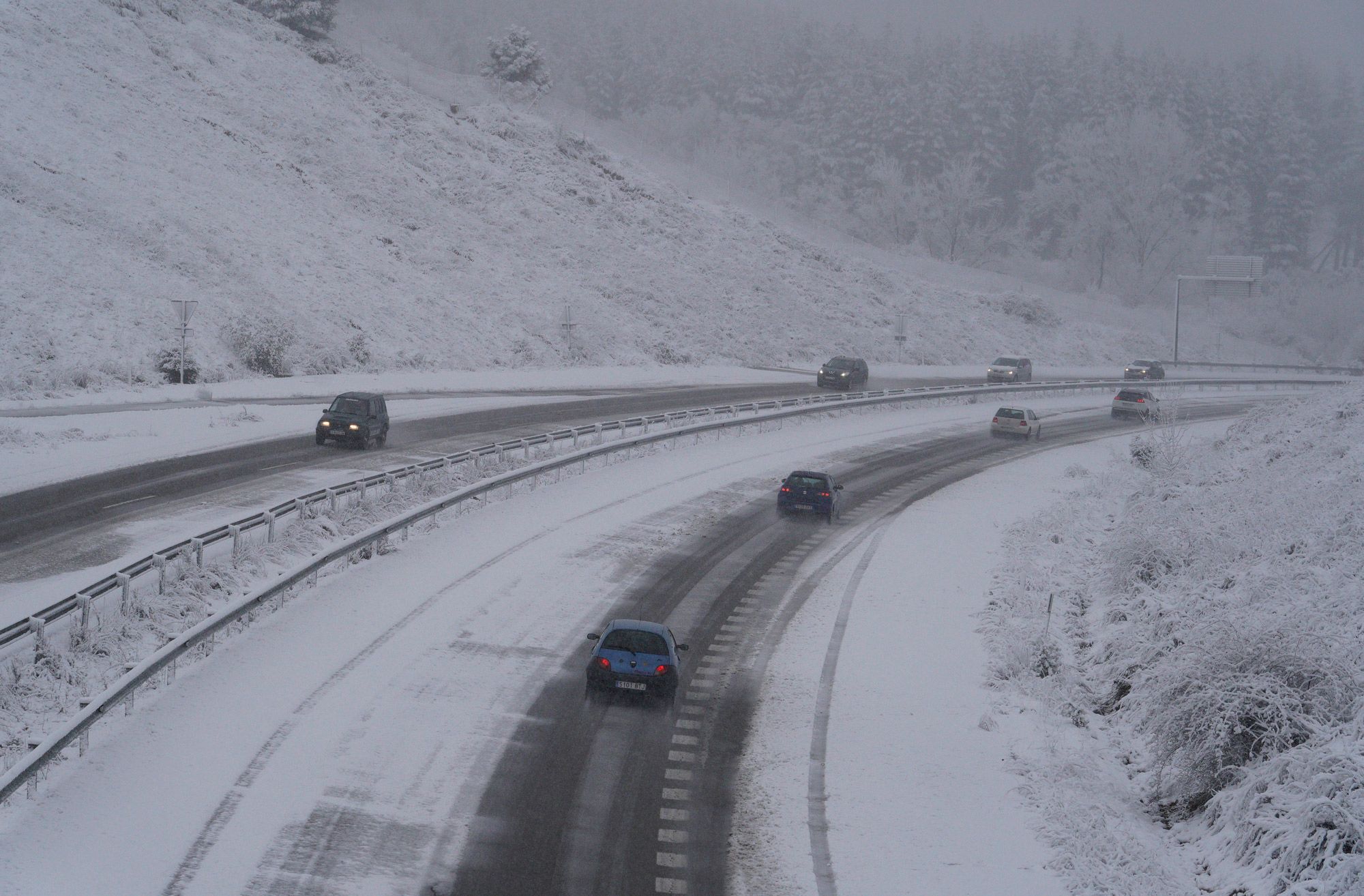 Carretera afectada por la nieve en la provincia de León, en Ponferrada. | ICAL