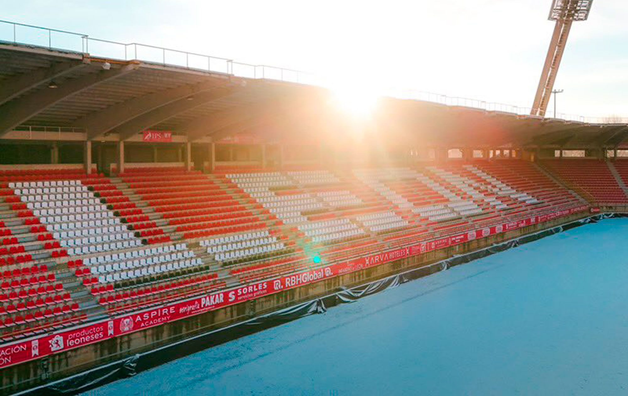 Imagen del Reino de León cubierto de nieve este viernes. | CYD