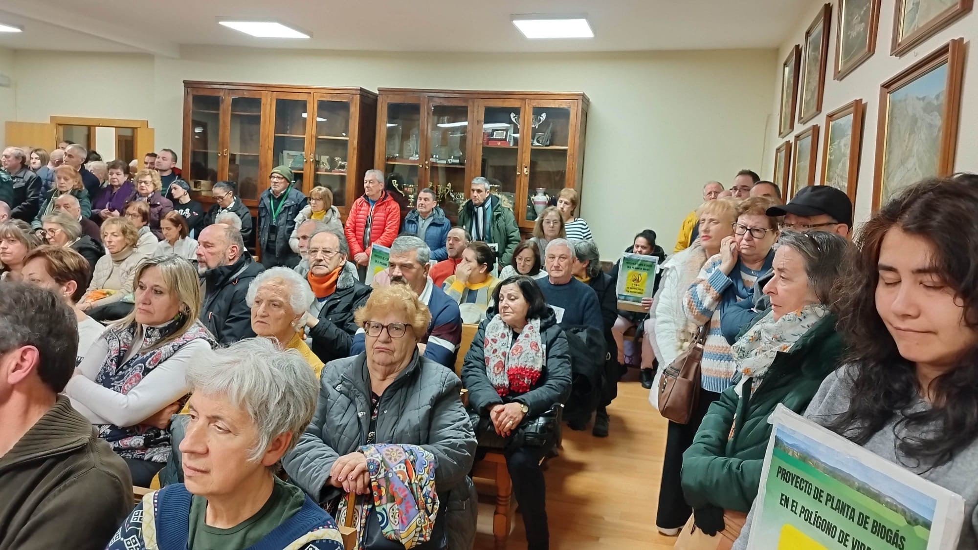 Mucho público asistió al pleno del Ayuntamiento de Cistierna este jueves, en el que se aprobó la moción. | L.N.C.