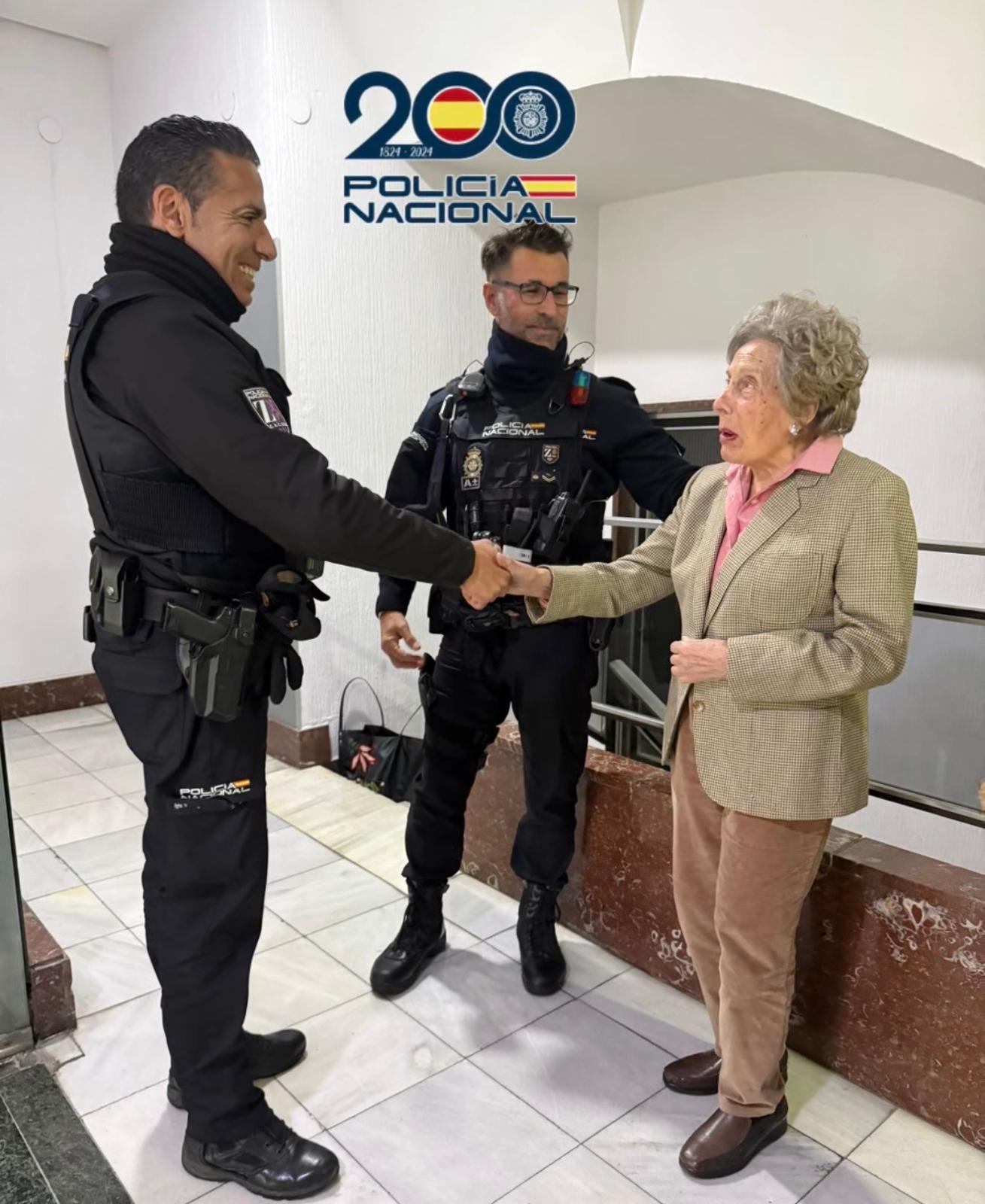 La anciana acudió personalmente a la Comisaría de la Policía Nacional para agradecer la atención recibida.