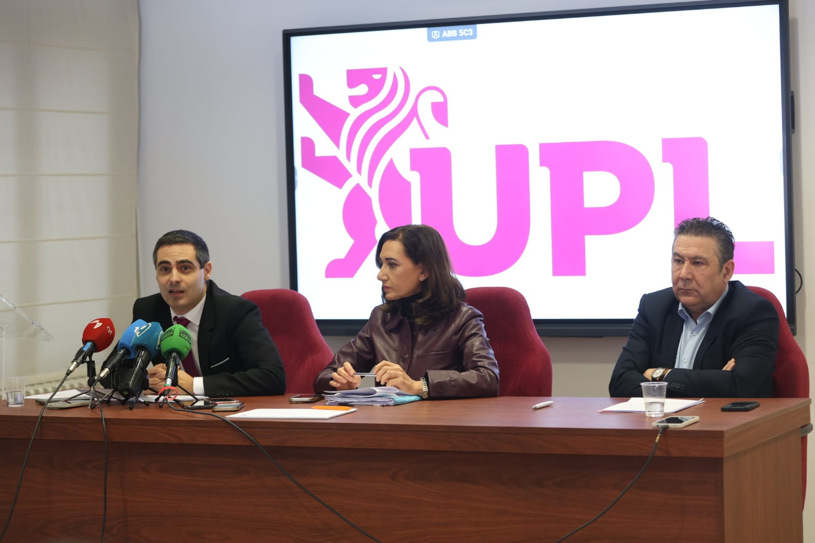 Carlos Javier Salgado, Alicia Gallego y Luis Mariano Santos hacen balance en la sede de UPL. | FERNANDO OTERO