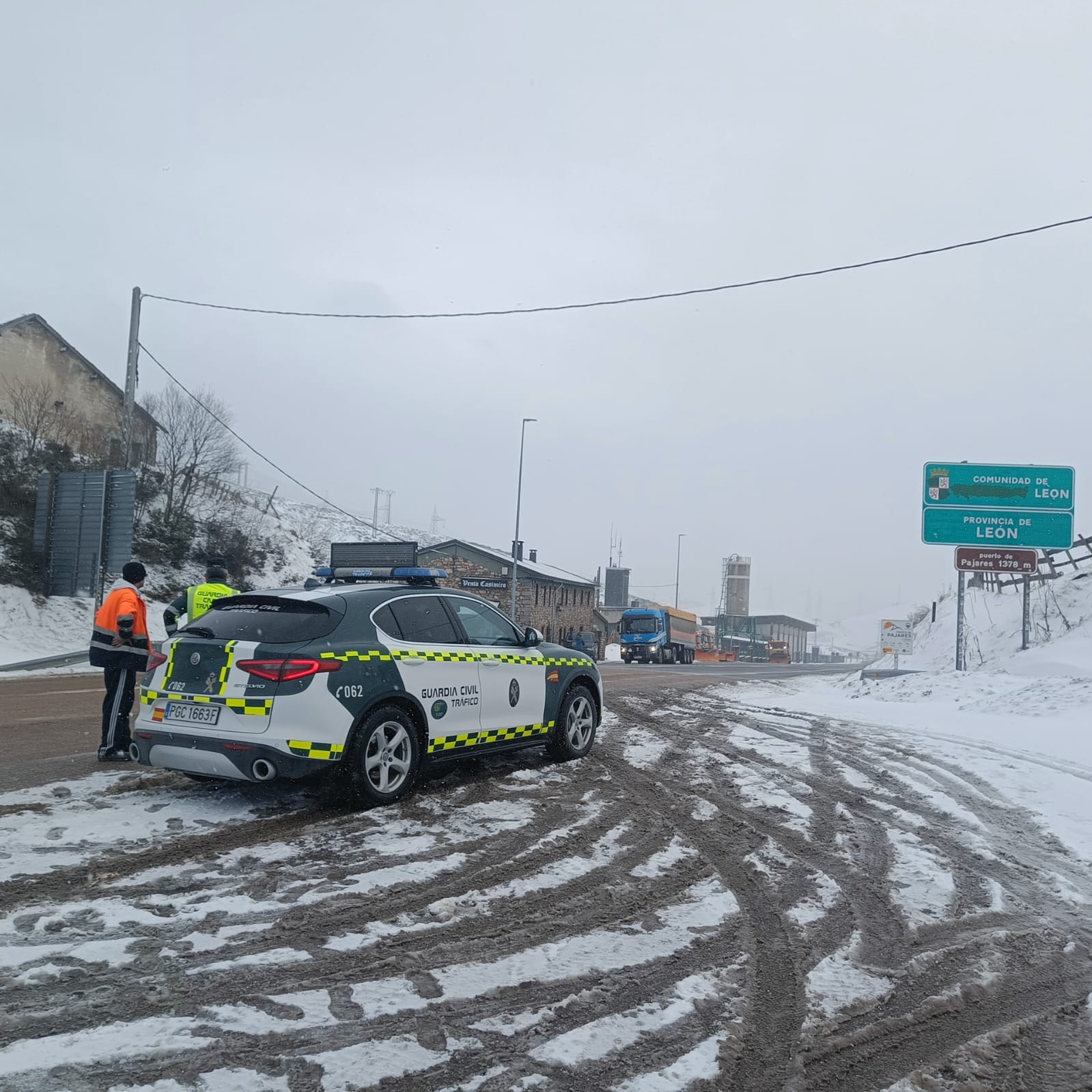 Una patrulla de la Guardia Civil durante el temporal.