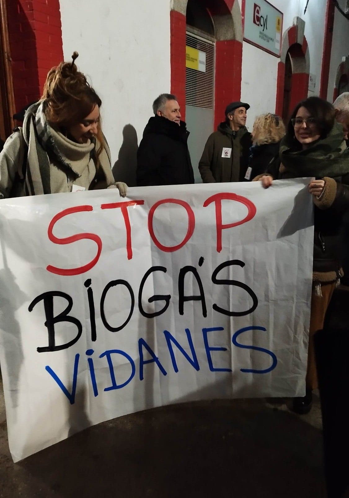 Imagen de una pancarta contraria al proyecto de planta de biogás en Vidanes.