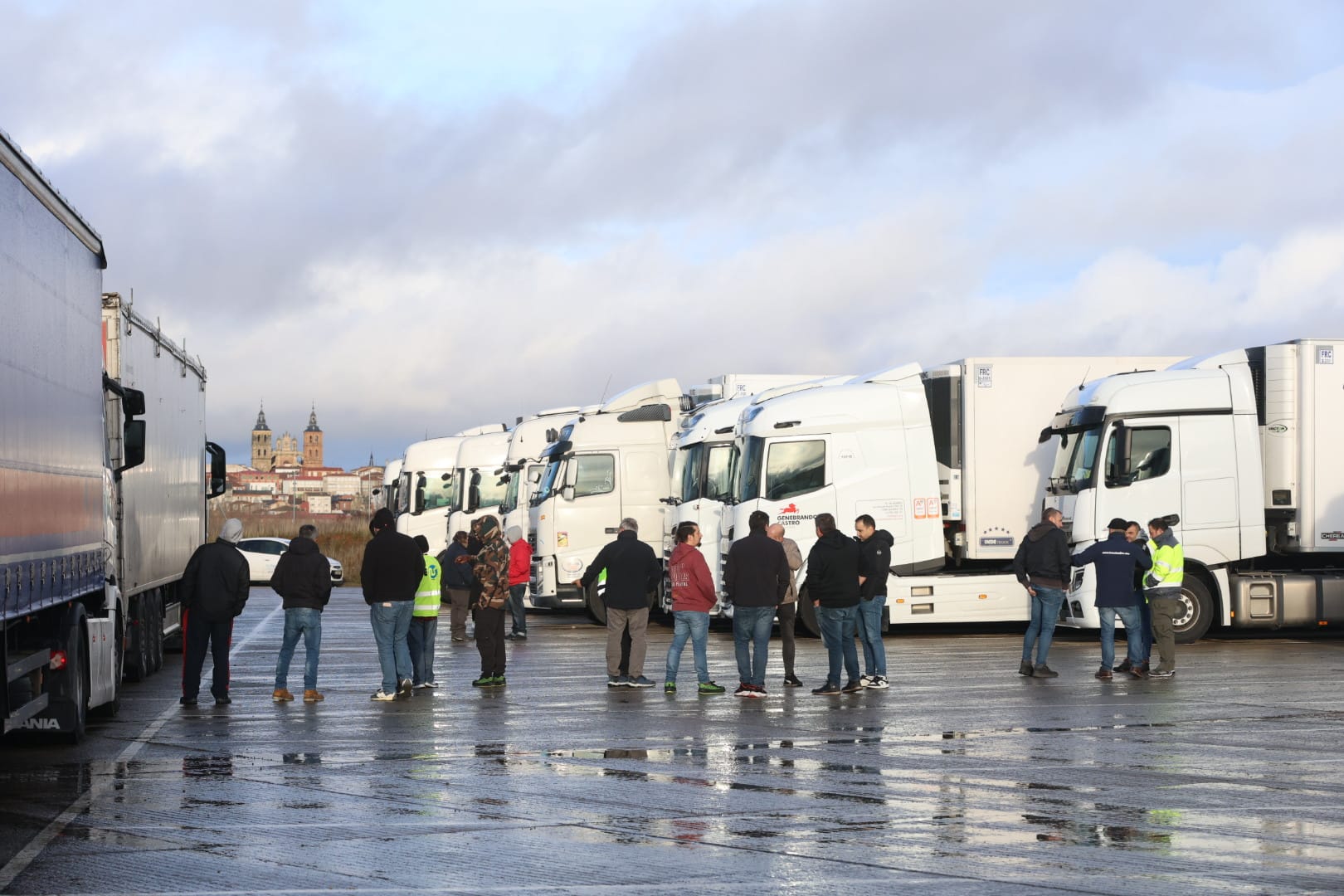 Alrededor de 200 transportistas, embolsados en la A-6 en Astorga sin poder circular aunque no haya nieve en la carretera. | FERNANDO OTERO Alrededor de 200 transportistas, embolsados en la A-6 en Astorga sin poder circular aunque no haya nieve en la carretera. | FERNANDO OTERO