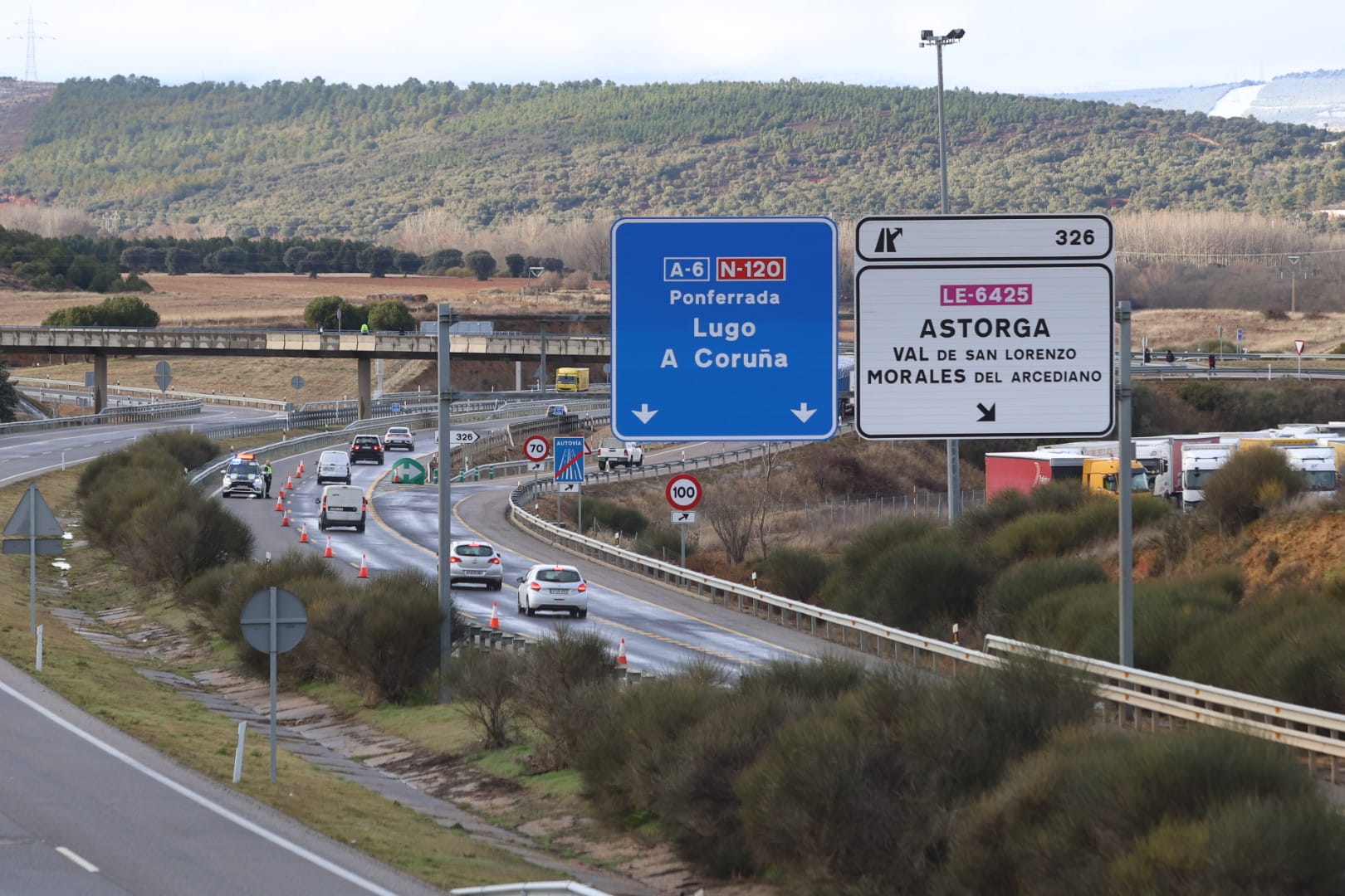 Restricciones ayer al tráfico en la autovía A-6 a la altura de Astorga. | FERNANDO OTERO Restricciones ayer al tráfico en la autovía A-6 a la altura de Astorga. | FERNANDO OTERO