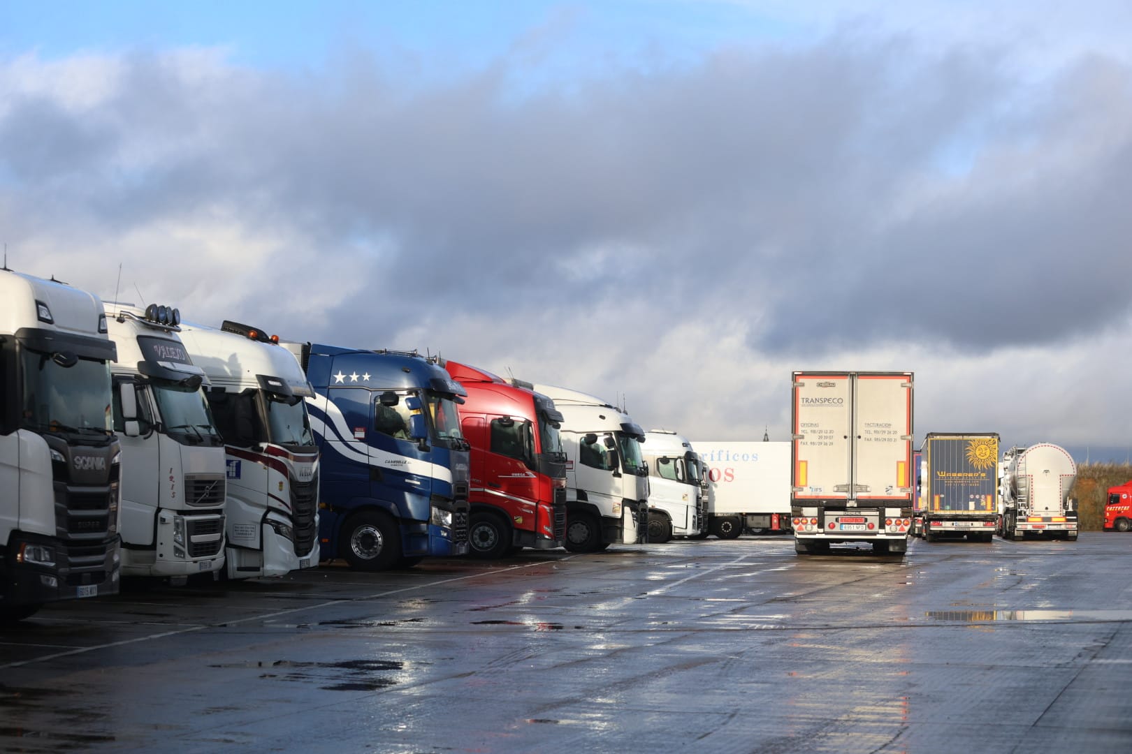 Camiones embolsados en la A-6 en Astorga sin poder circular aunque no haya nieve en la carretera. | FERNANDO OTERO