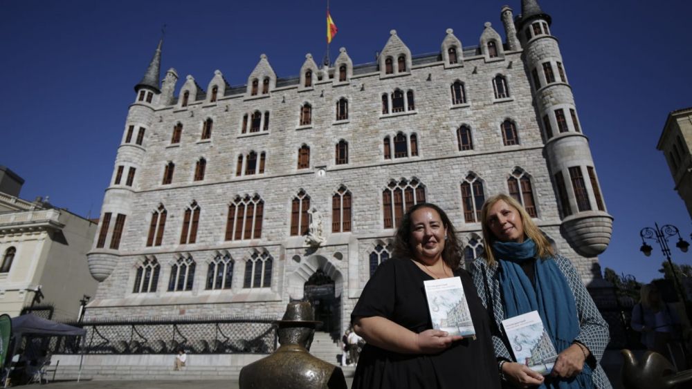 Marta Muñiz Rueda y Maite López Blanch con su obra. | FERNANDO OTERO