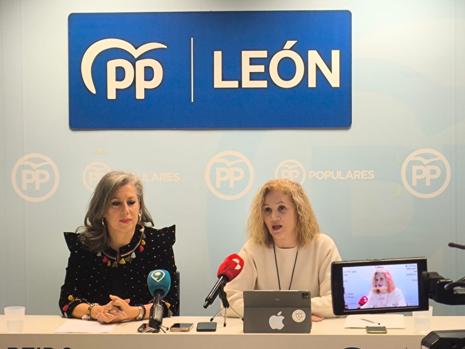La diputada Silvia Franco y la senadora Asunción Mayo presentan el contrato durante la rueda de prensa | L.N.C.