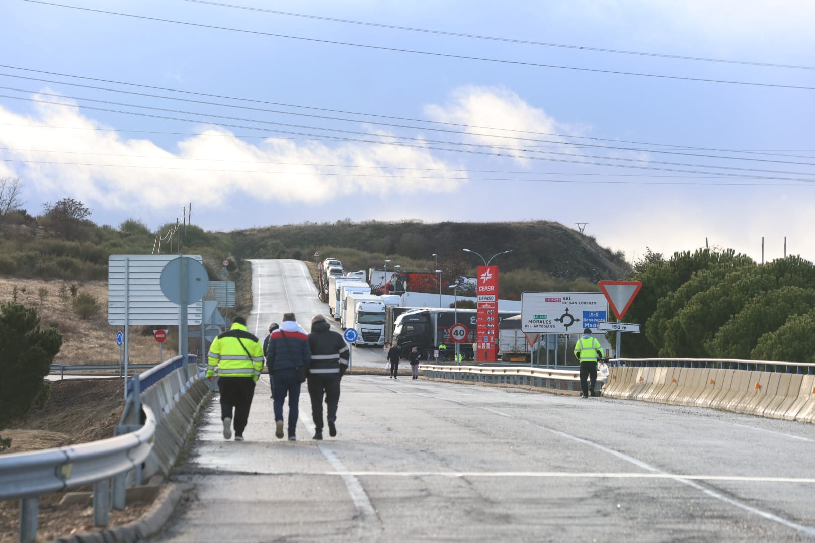 Camiones retenidos por la nieve en las carreteras este pasado viernes en Astorga. | FERNANDO OTERO