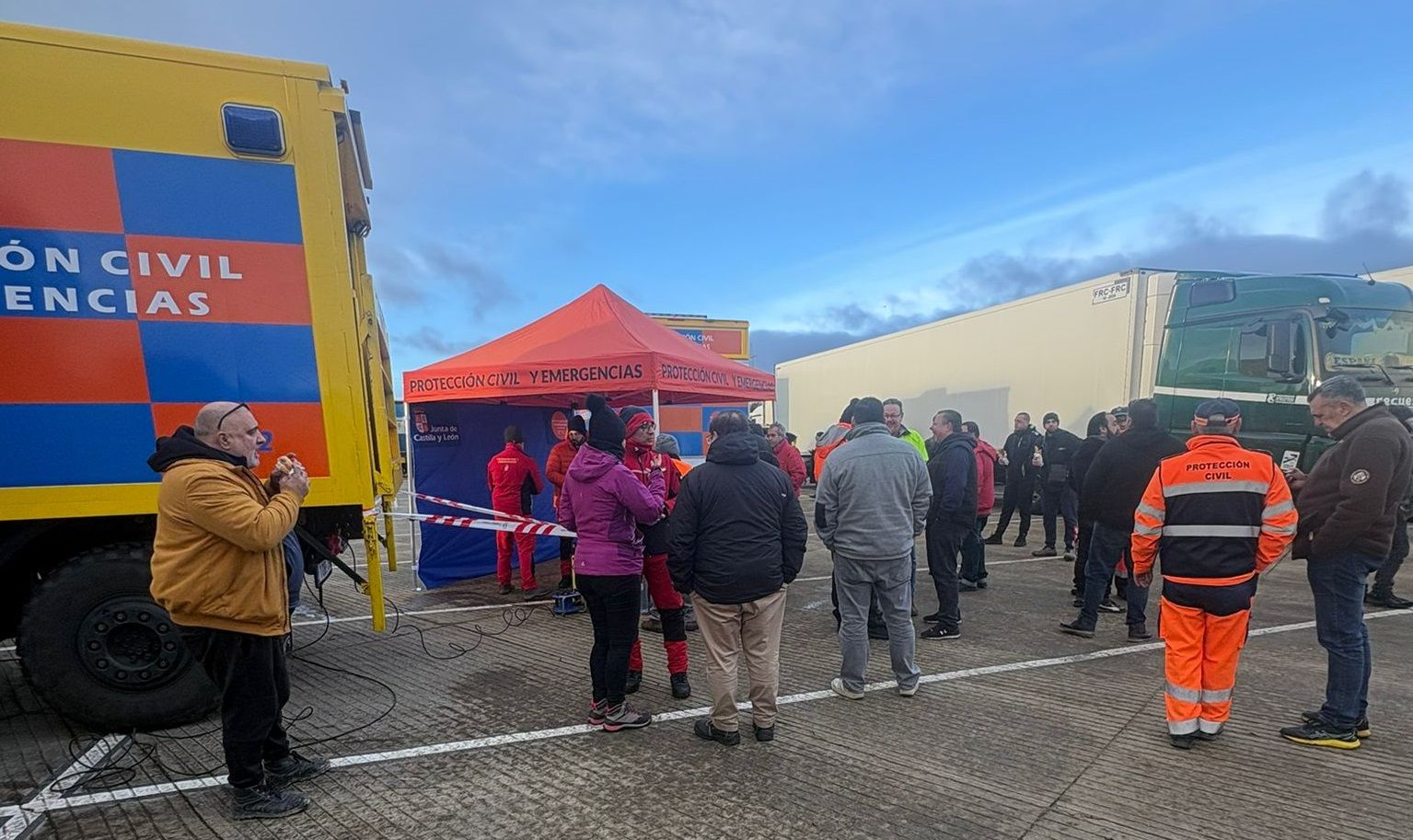 Puesto de Protección Civil para dar su ayuda a los camioneros retenidos en Astorga. | L.N.C.