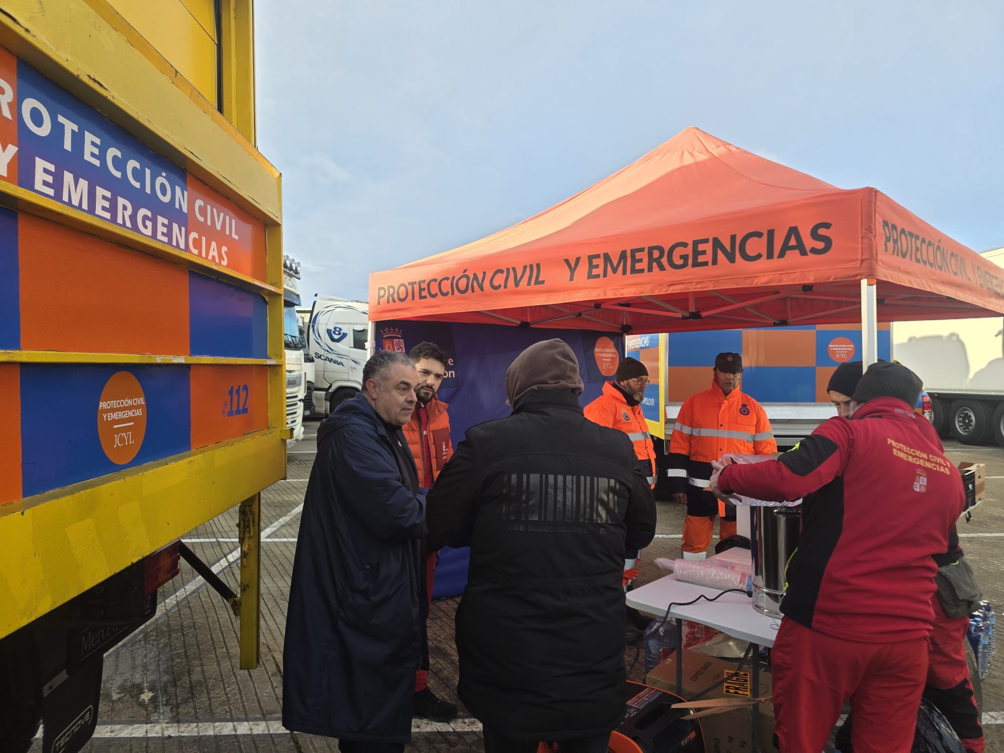 El alcalde de Astorga, José Luis Nieto, durante el desayuno que les dieron este sábado. | L.N.C.
