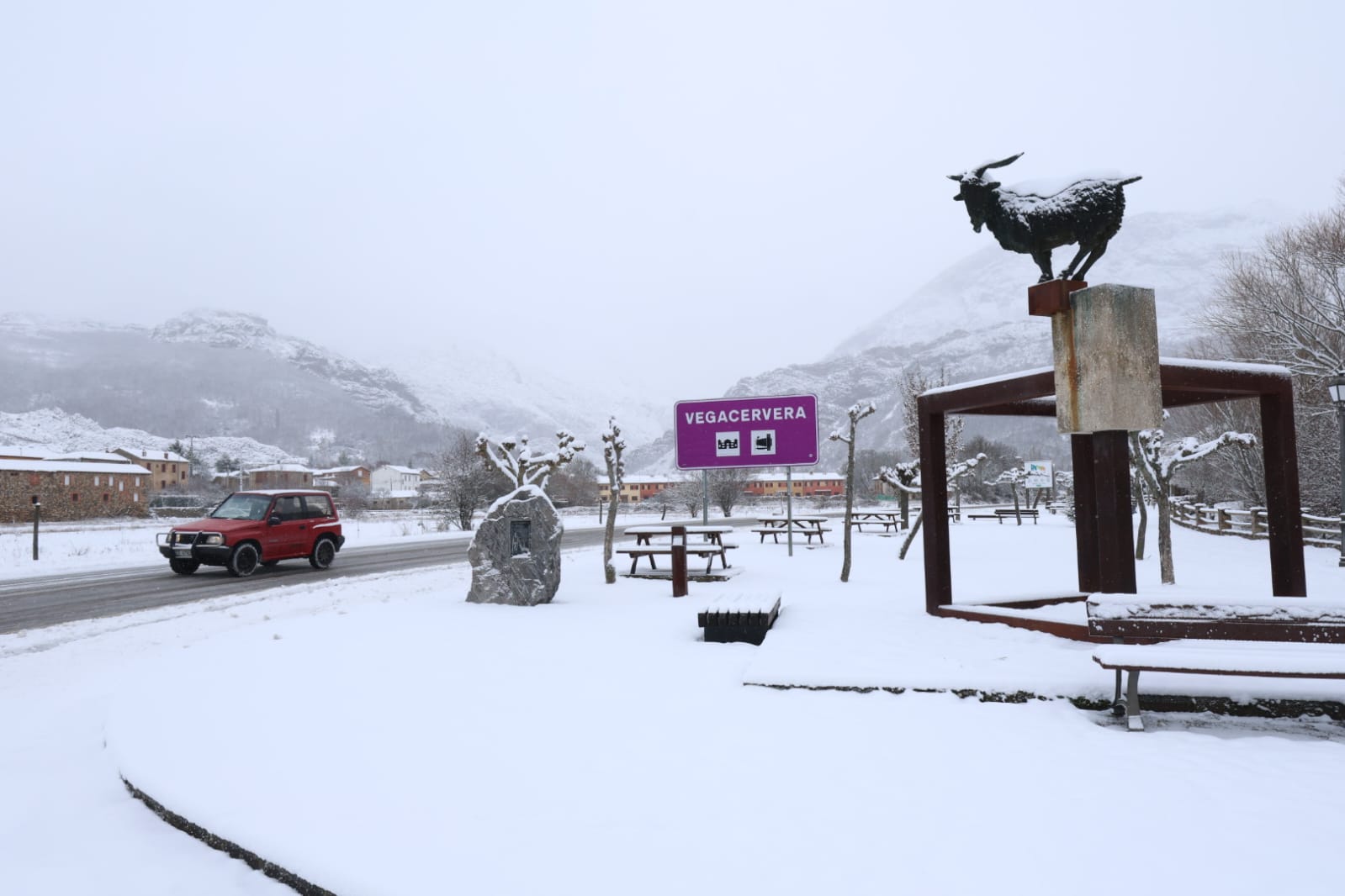 'Ingrid' tiñe de blanco buena parte de la provincia de León. | FERNANDO OTERO 'Ingrid' tiñe de blanco buena parte de la provincia de León. | FERNANDO OTERO