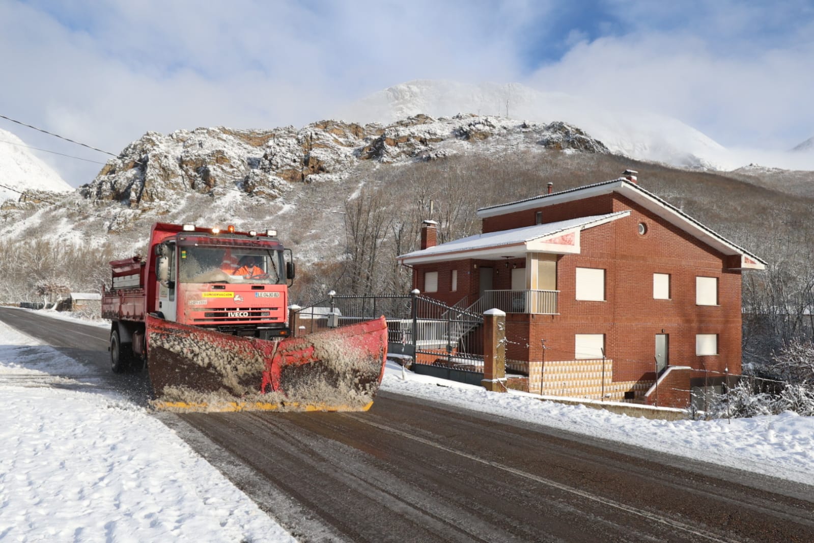 'Ingrid' tiñe de blanco buena parte de la provincia de León. | FERNANDO OTERO 'Ingrid' tiñe de blanco buena parte de la provincia de León. | FERNANDO OTERO