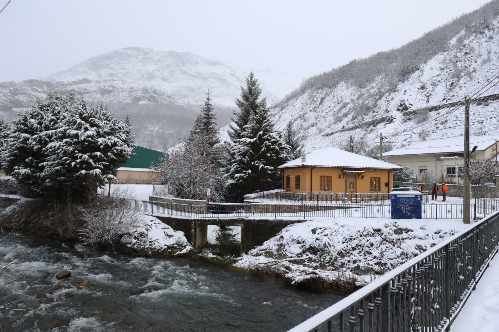 'Ingrid' tiñe de blanco buena parte de la provincia de León. | FERNANDO OTERO 'Ingrid' tiñe de blanco buena parte de la provincia de León. | FERNANDO OTERO