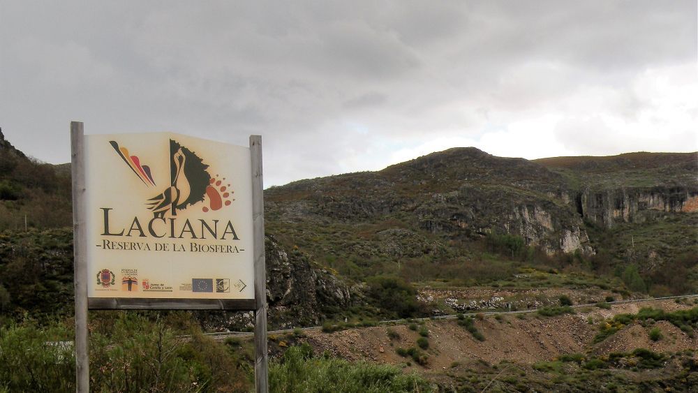En la imagen, fotografía un cartel de la Reserva de la Biosfera de Laciana. | E. NIÑO