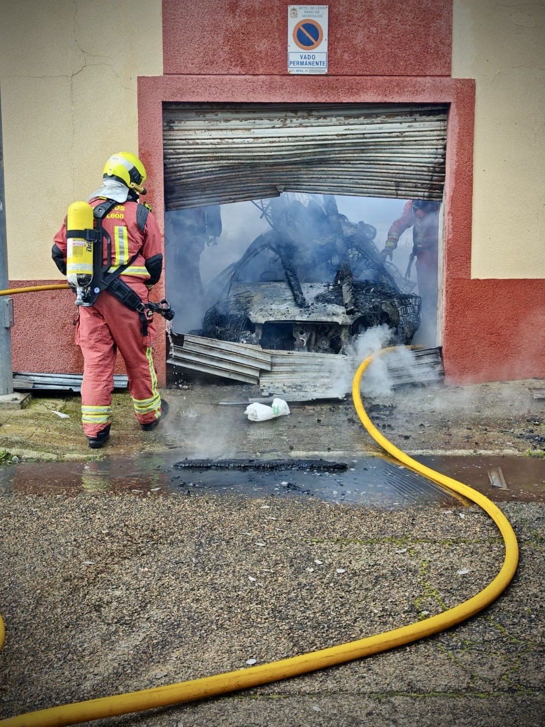 Los bomberos sofocando las llamas de incendio. | BOMBEROS AYUNTAMIENTO DE LEÓN