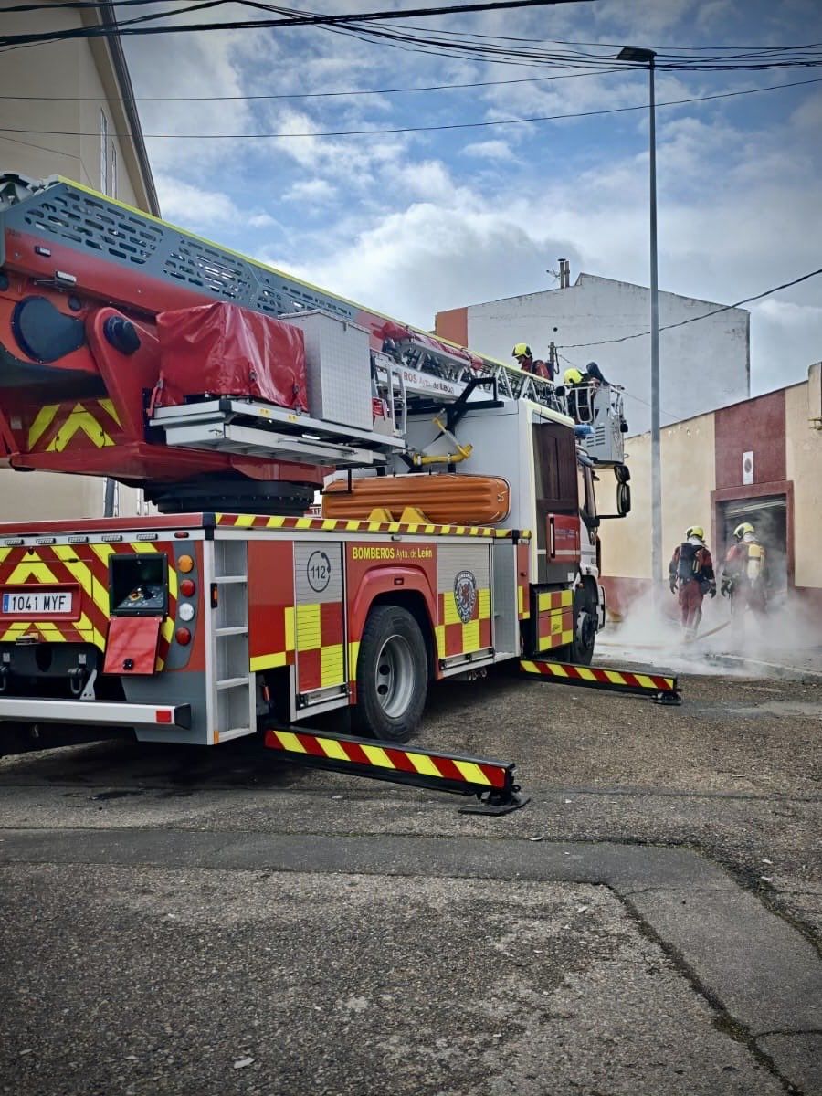 Los bomberos durante la intervención. | BOMBEROS AYUNTAMIENTO DE LEÓN
