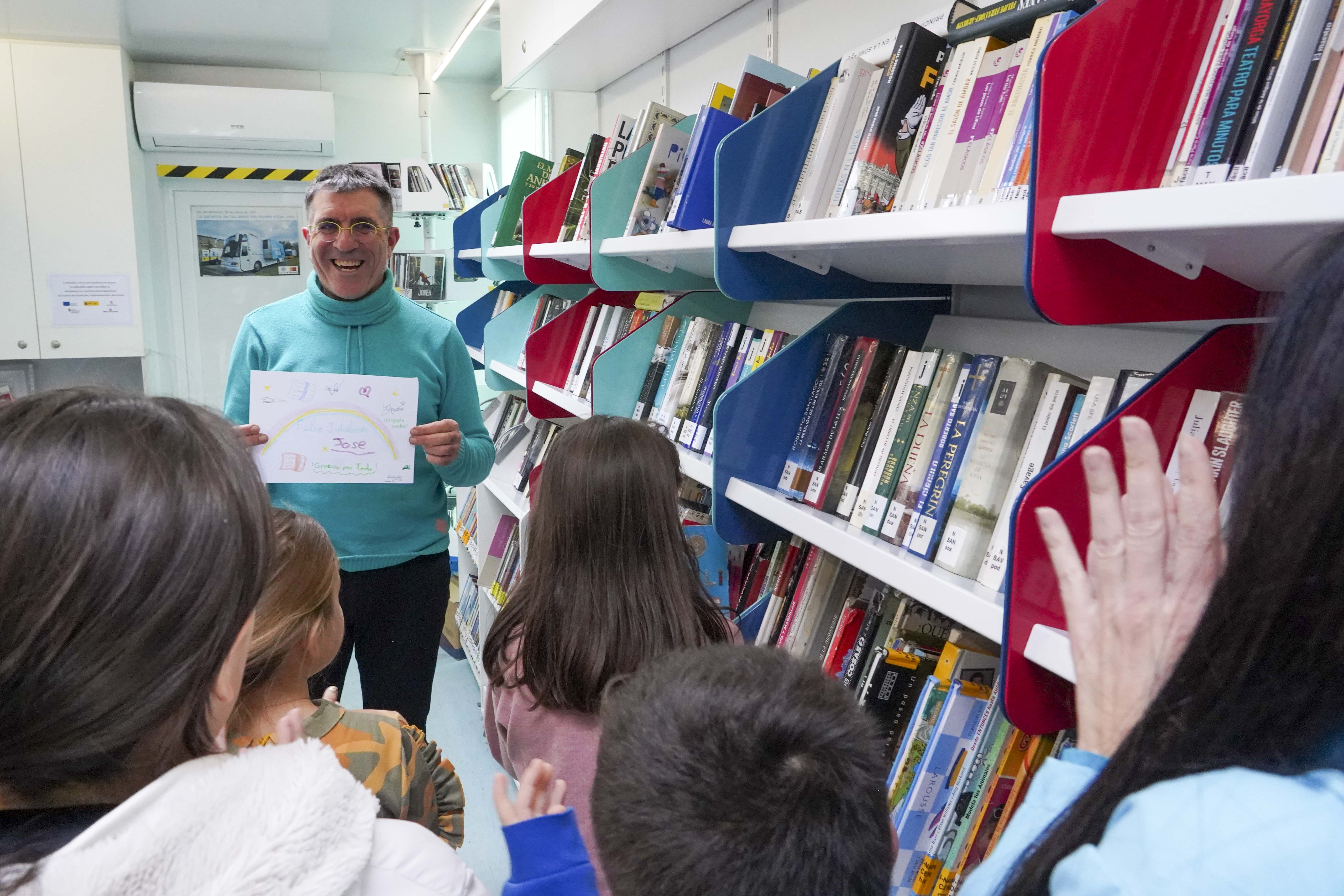  Niños acudiendo al bibliobús en Villalba de los Alcores (Valladolid) donde son recibidos por José Manuel Rodríguez. | ICAL
