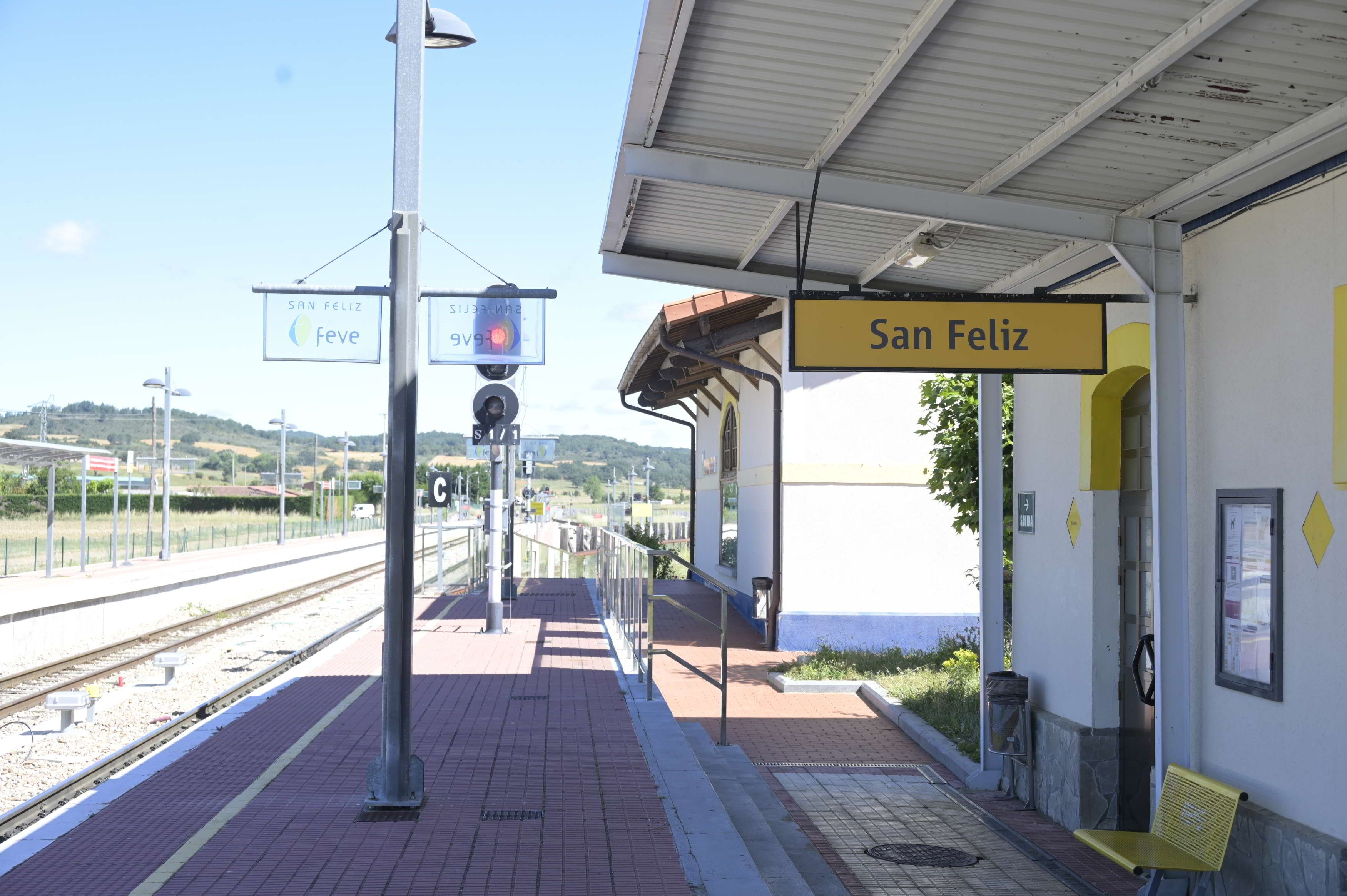 La propuesta de la asociación ferroviaria Reino de León pasaría porque la línea de Feve funcionase como un verdadero servicio de cercanías entre Padre Isla y San Feliz. | MAURICIO PEÑA