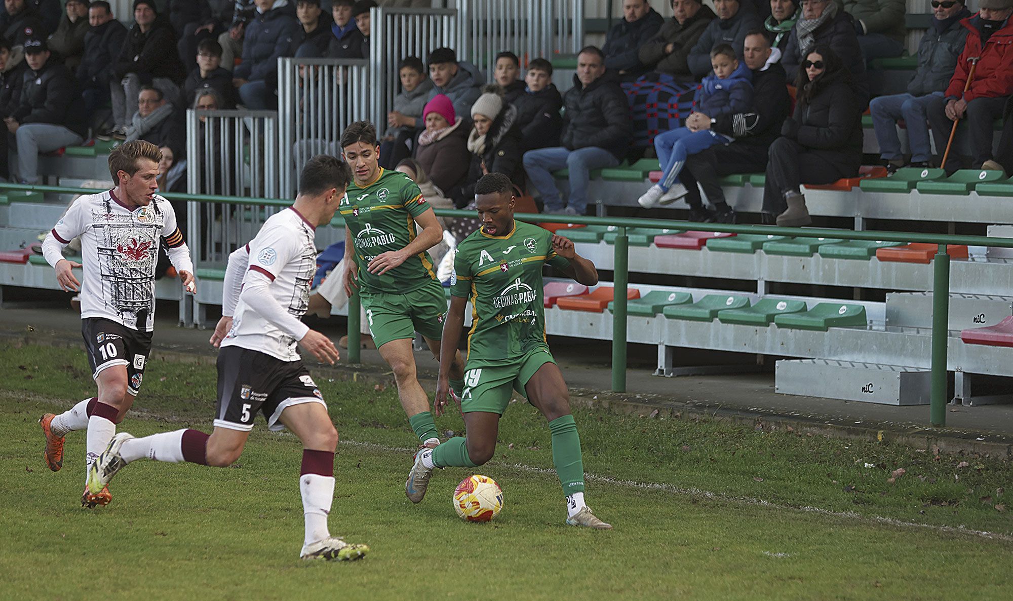 Un lance del choque entre el Astorga y el Salamanca. | FERNANDO OTERO