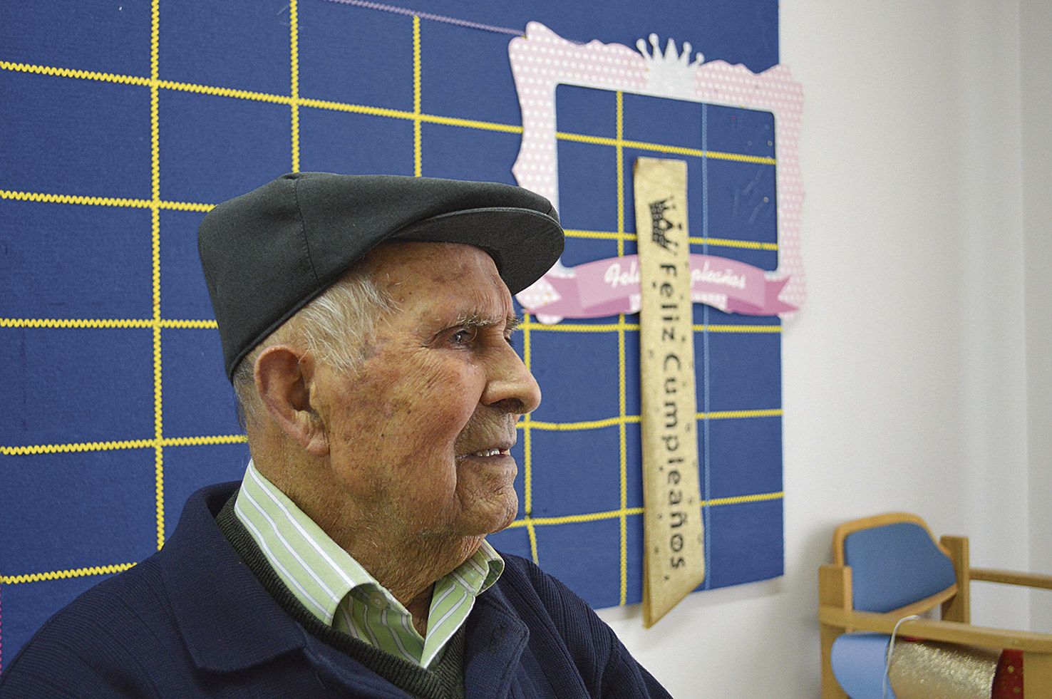 Abundio pocas horas antes de cumplir los 100 años, abraza una de las cachas que él mismo hizo. | F. FERNÁNDEZ