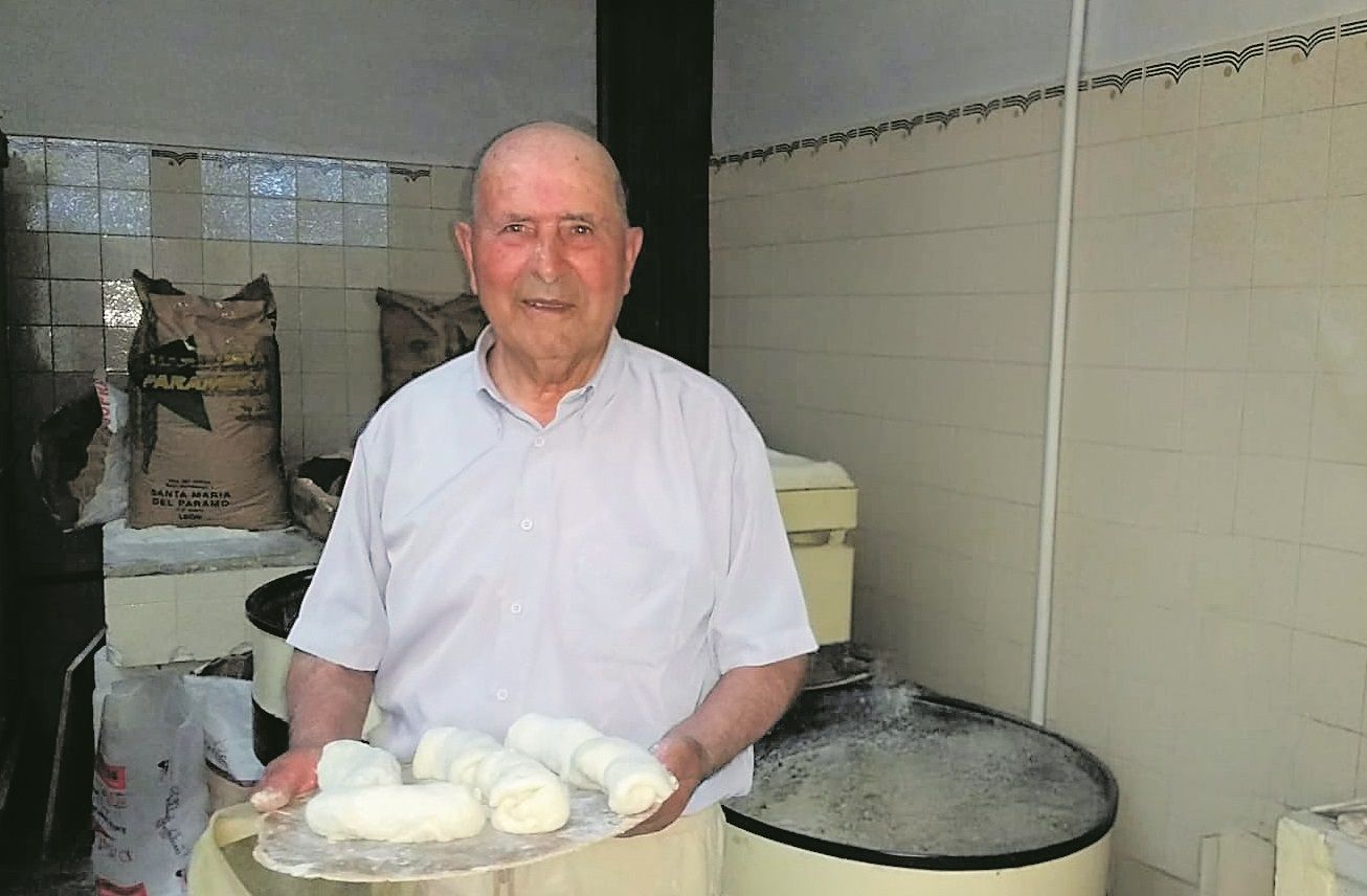 El centenario paramés en la panadería que durante muchos años regentó en Pobladura de Pelayo García, y después dejó a sus hijos. 