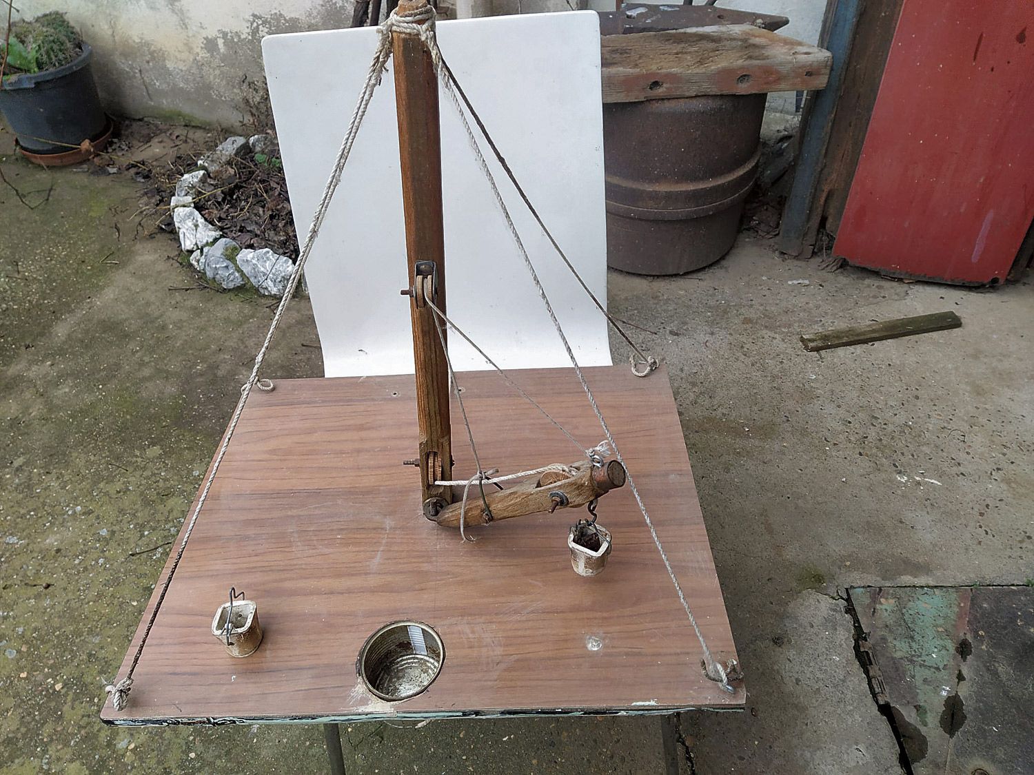 Maqueta del invento del padre de Abundio, Herminio, para hacer pozos.