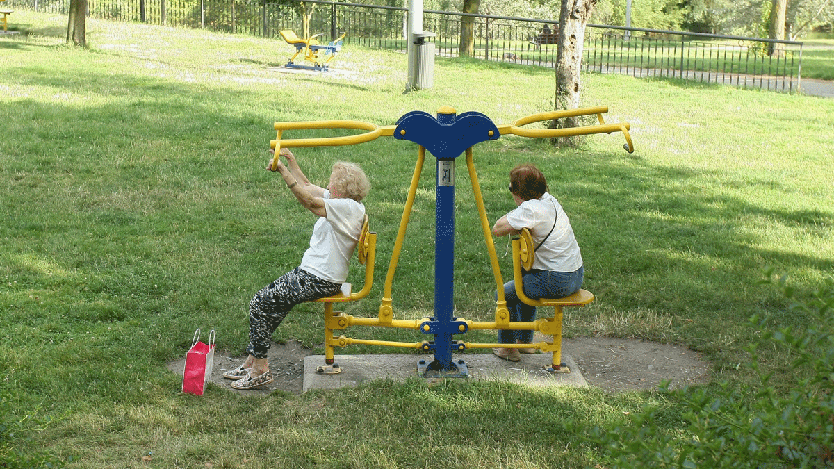 Personas mayores hacen gimnasia en un parque de Ponferrada, en una imagen de archivo. | César Sánchez (Ical)