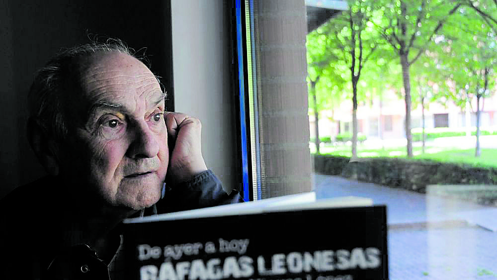 Ya jubilado Joaquín Nieves publicó un libro de recuerdos de sus muchos años de periodista;el título lo dice todo:‘De ayer a hoy. Ráfagas leonesas’ | MAURICIO PEÑA