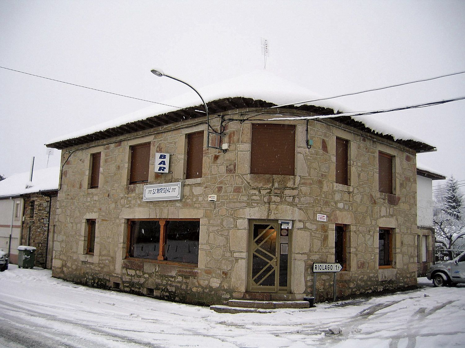 Duele ver las puertas cerradas, las luces casi apagadas... El Moriscal era uno de esos referentes de que «estás en Babia», en Huergas. 