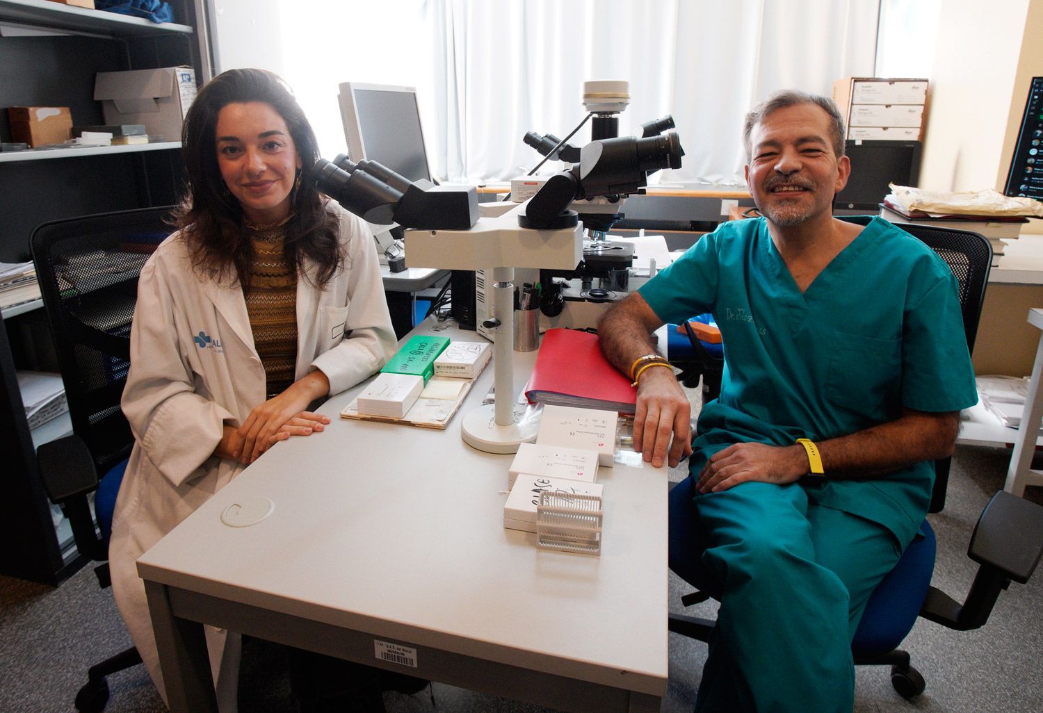  Los patólogos del hospital El Bierzo de Ponferrada, Zita Álvarez y Ángel Fernández Flores. | ICAL
