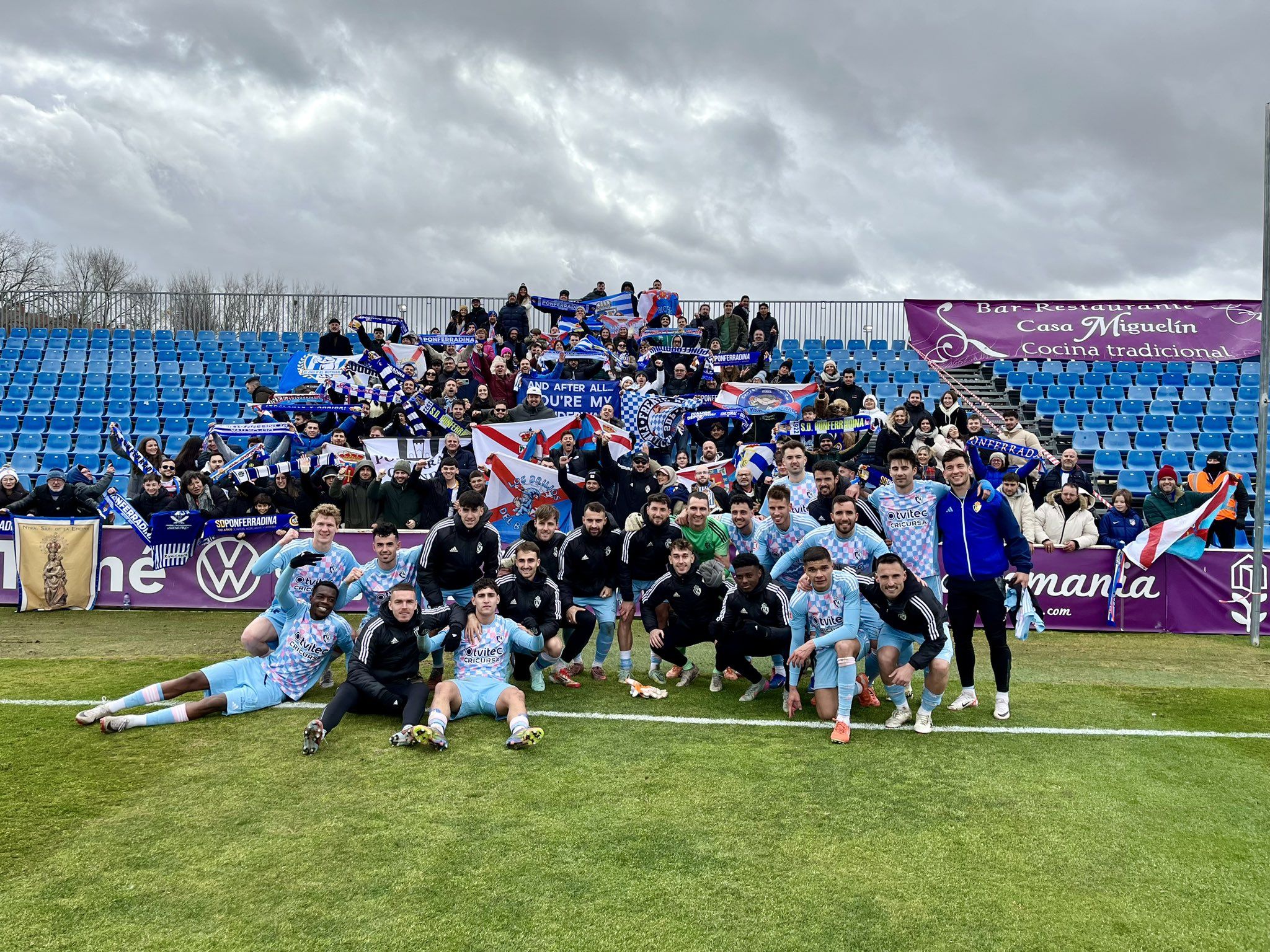 Foto final de la plantilla de la Deportiva con los aficionados blanquiazules desplazados a Guadalajara.  REPORTAJE GRÁFICO SDP