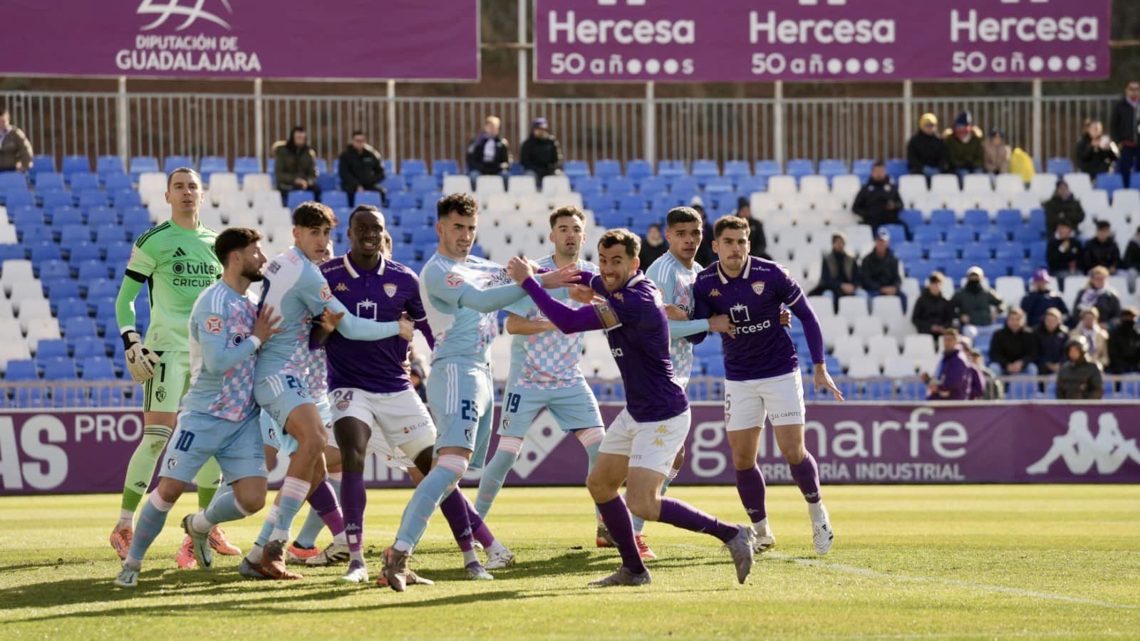 El nivel defensivo y el balón parado, fue una de las grandes armas de la Ponferradina en el Pedro Escartín.
