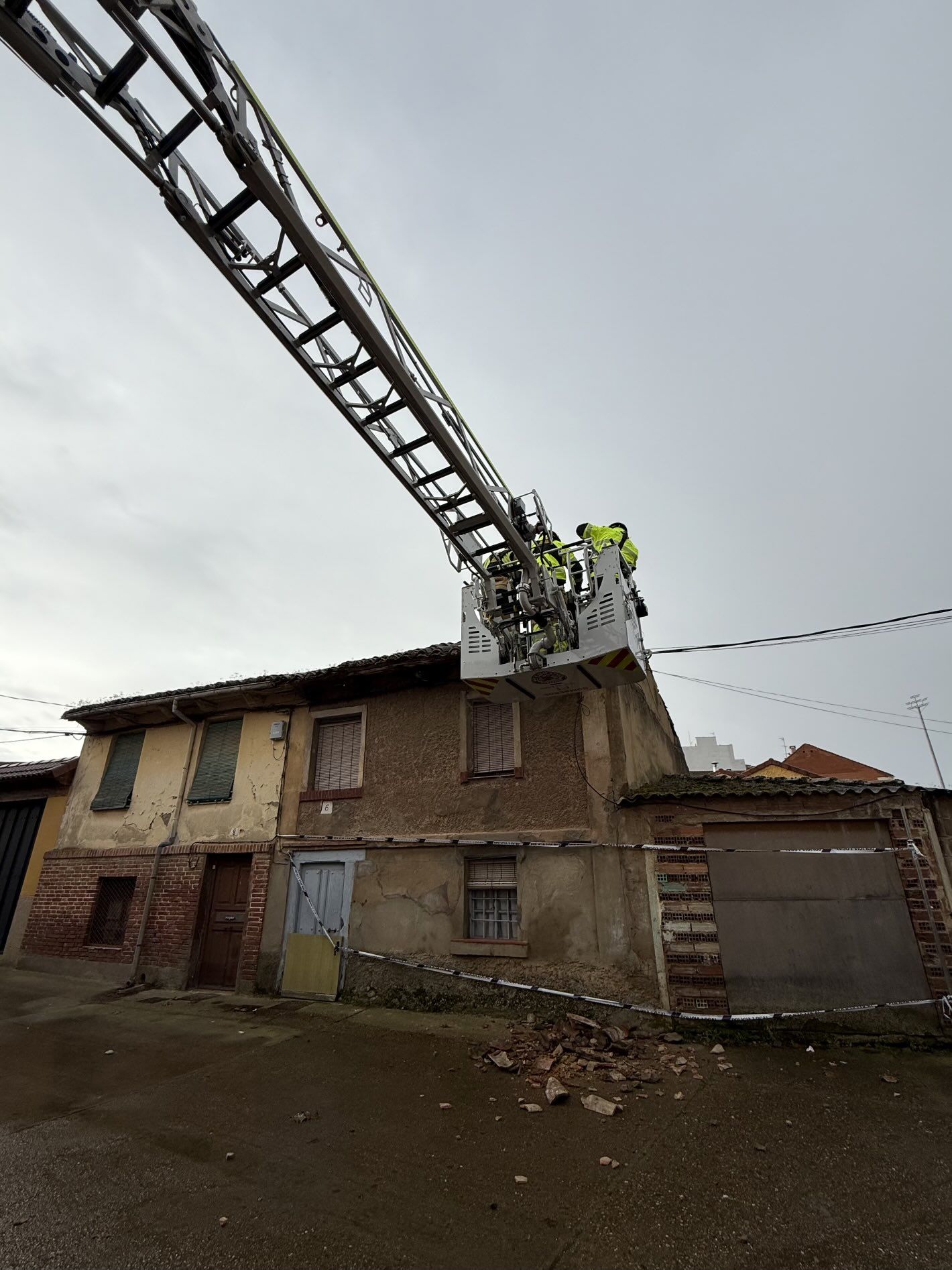 Los bomberos de León durante la intervención realizada. | BOMBEROS DE LEÓN