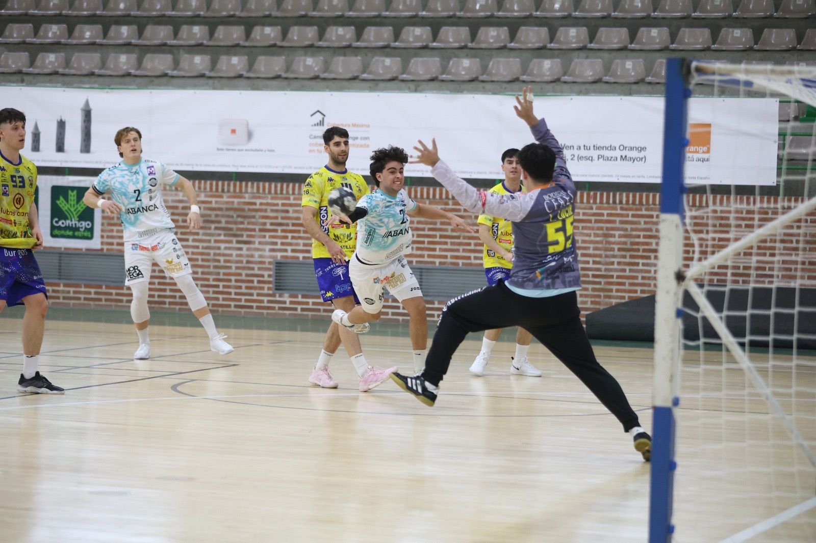 Raúl García lanza a portería durante la final entre el Ademar y el Aranda. | FERNANDO OTERO