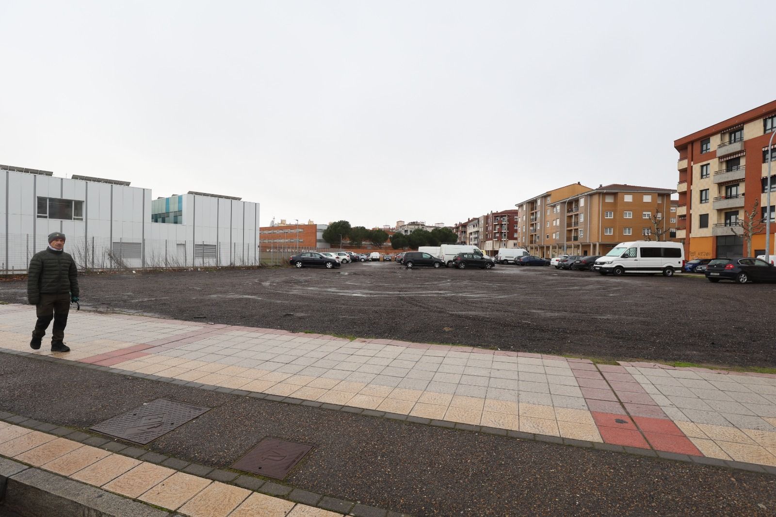 Estado que presenta el solar en el que se hará el nuevo aparcamiento. FERNANDO OTERO