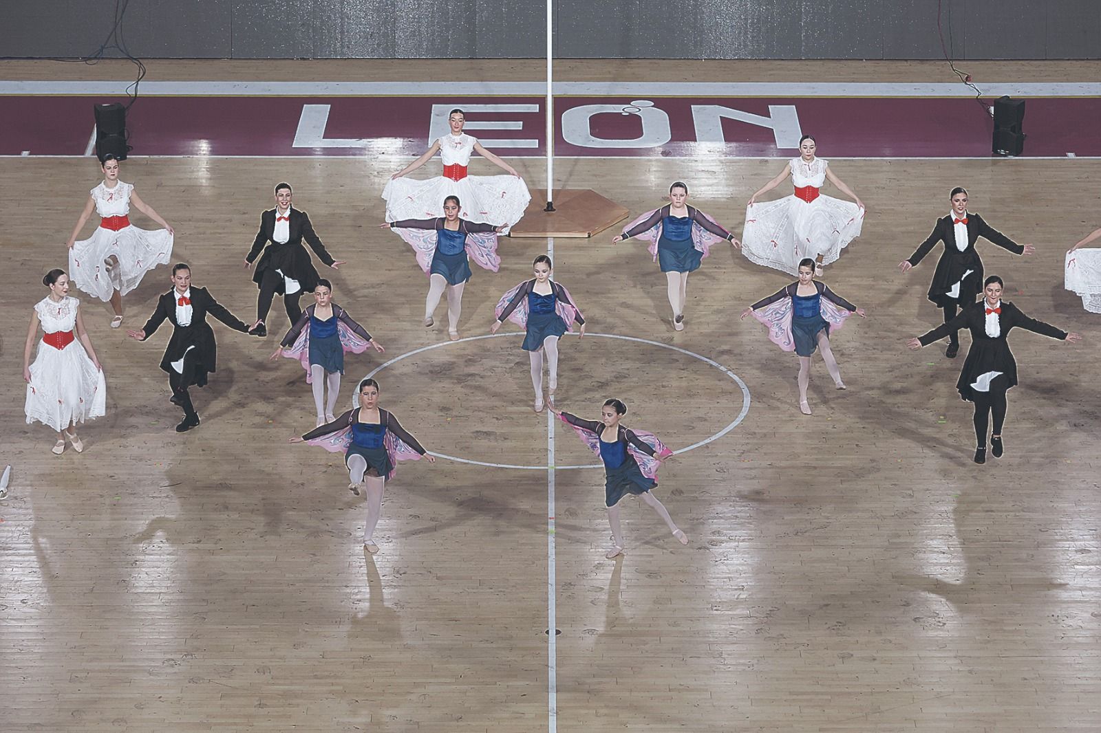 Un instante de la actuación que tuvo lugar en el Palacio de los Deportes. | FERNANDO OTERO