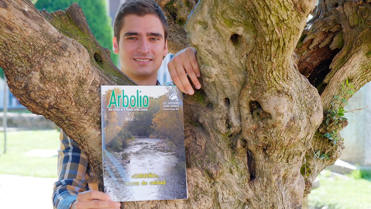 Iván Martins con el número 6 de la revista Arbolio. | DANIEL MARTÍN