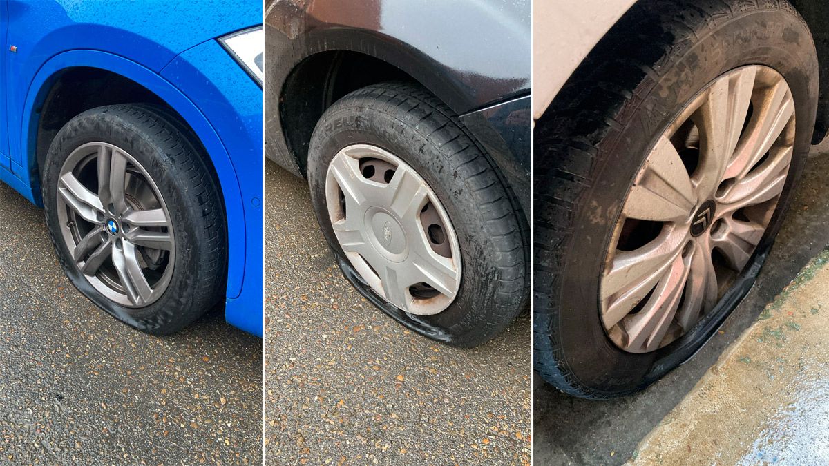 Algunos de los coches que han amanecido con sus ruedas pinchadas.