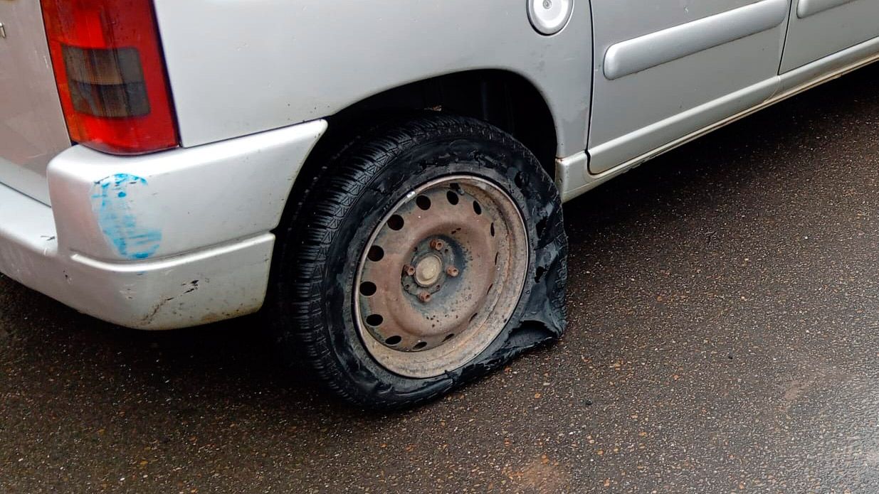 Numerosos vehículos han aparecido con sus ruedas pinchadas. | A.R.